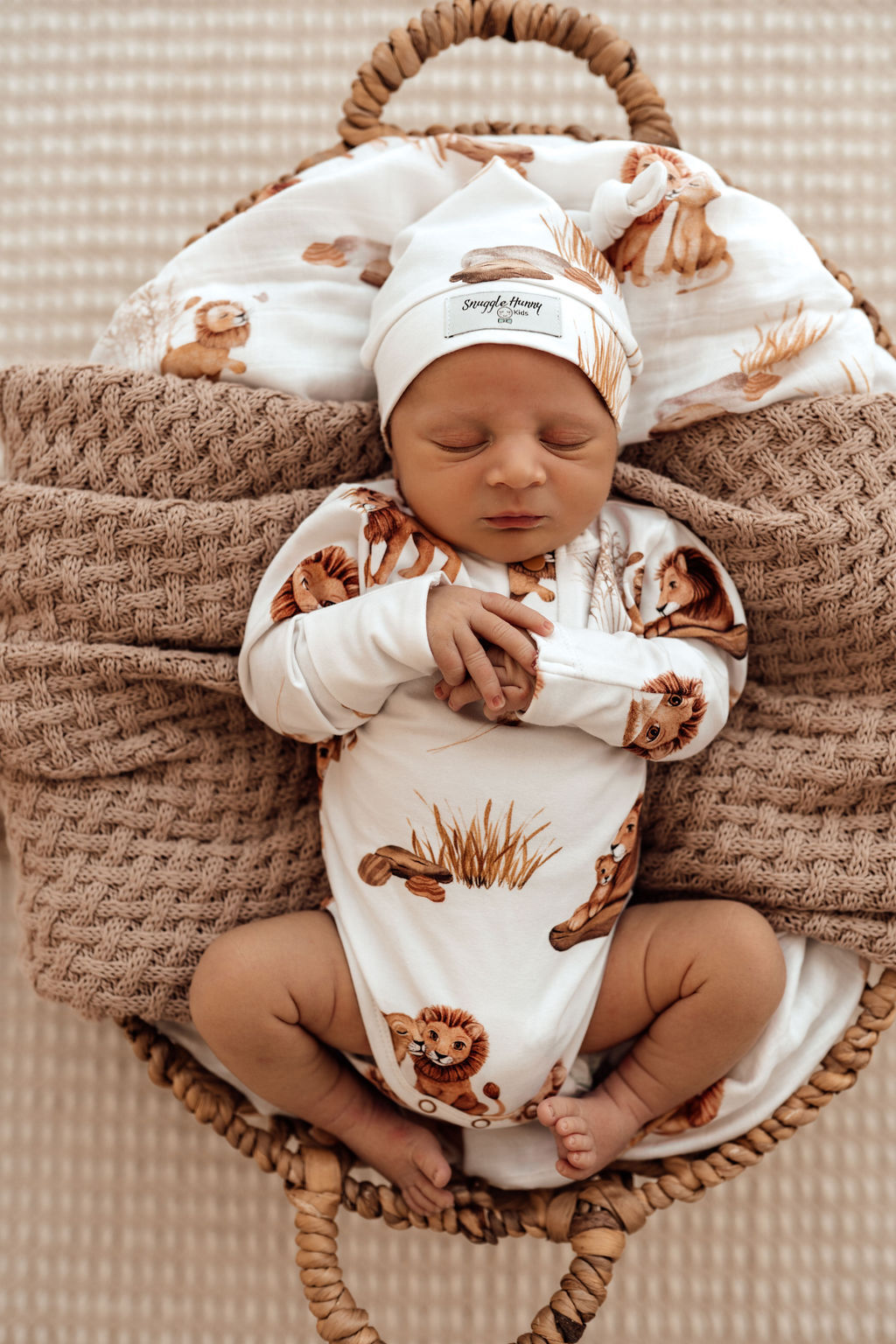 Organic Cotton Long Sleeve Baby Bodysuit with Lion Design - Soft & Snug Infant Onesie for Newborns & Toddlers - Perfect for Playtime, Nursery & Family Photos
