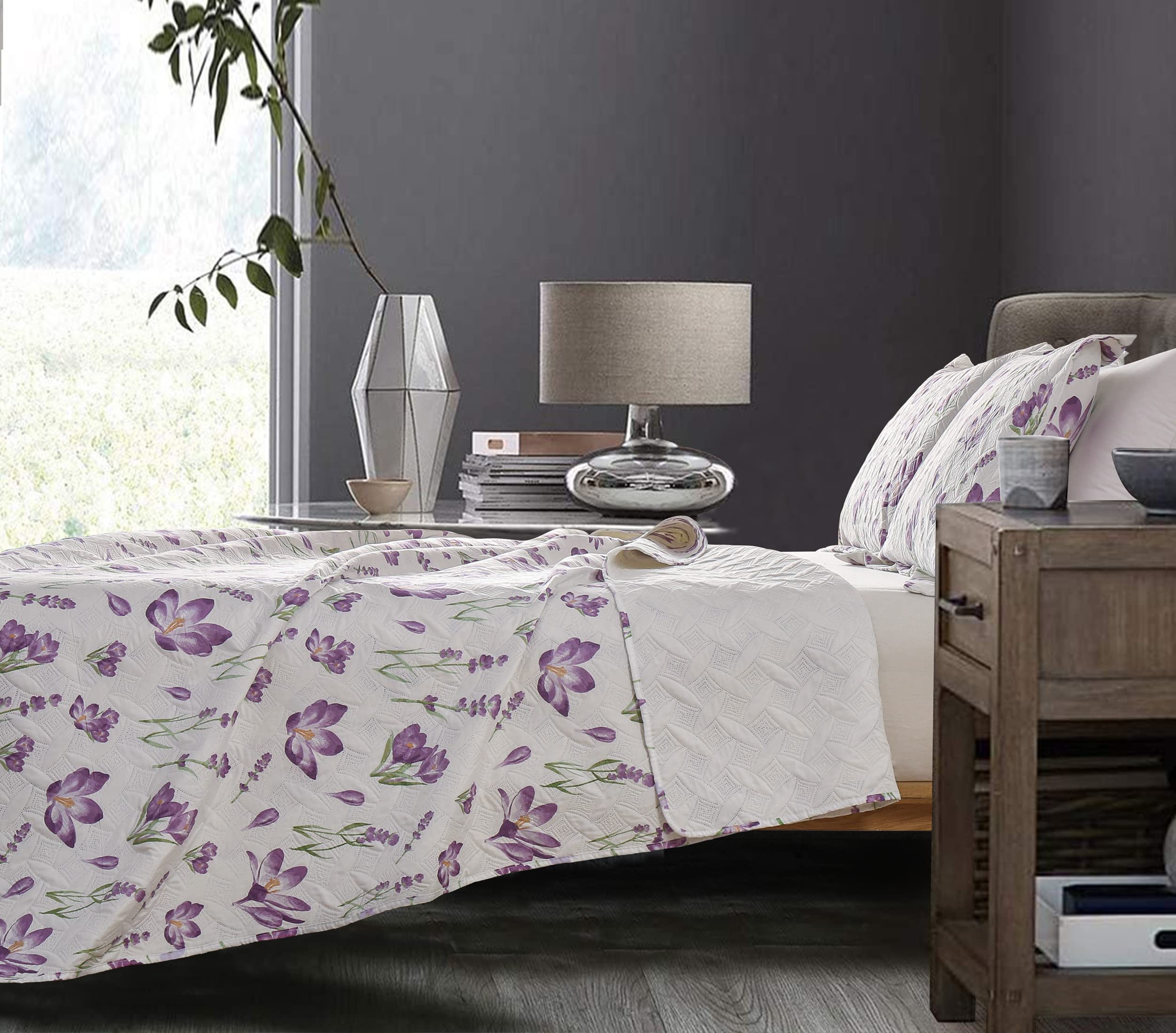 **Queen Size Floral Quilt Set - Lightweight Reversible Summer Bedspread with Green Leaves & Purple Flowers - Soft Home Bedding for Cozy Nights & Guest Rooms**