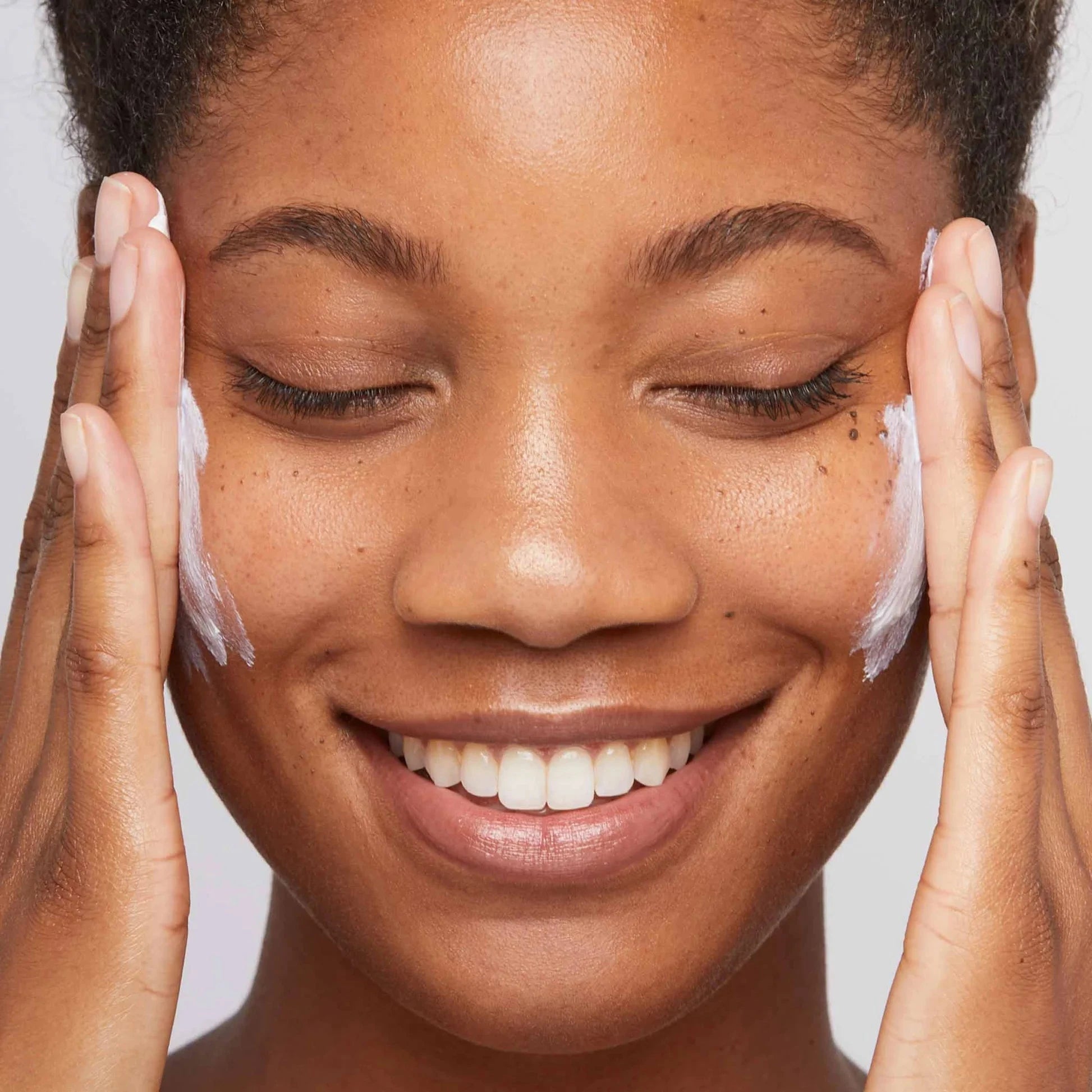Invisible Physical Defense SPF 30 Sunscreen - Broad Spectrum Protection for Face & Body, Oil-Free & Non-Greasy Formula for Daily Use at Beach, Pool or Outdoor Activities