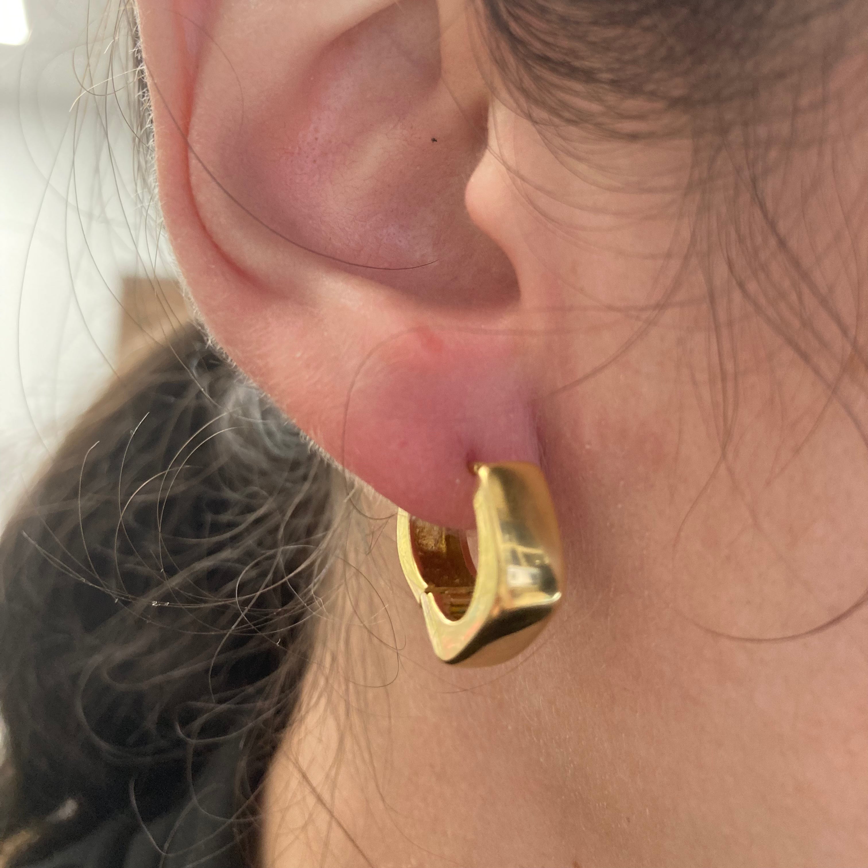 Stylish Rounded Square Hoop Earrings for Women - Trendy Geometric Jewelry for Everyday Wear, Parties & Special Occasions