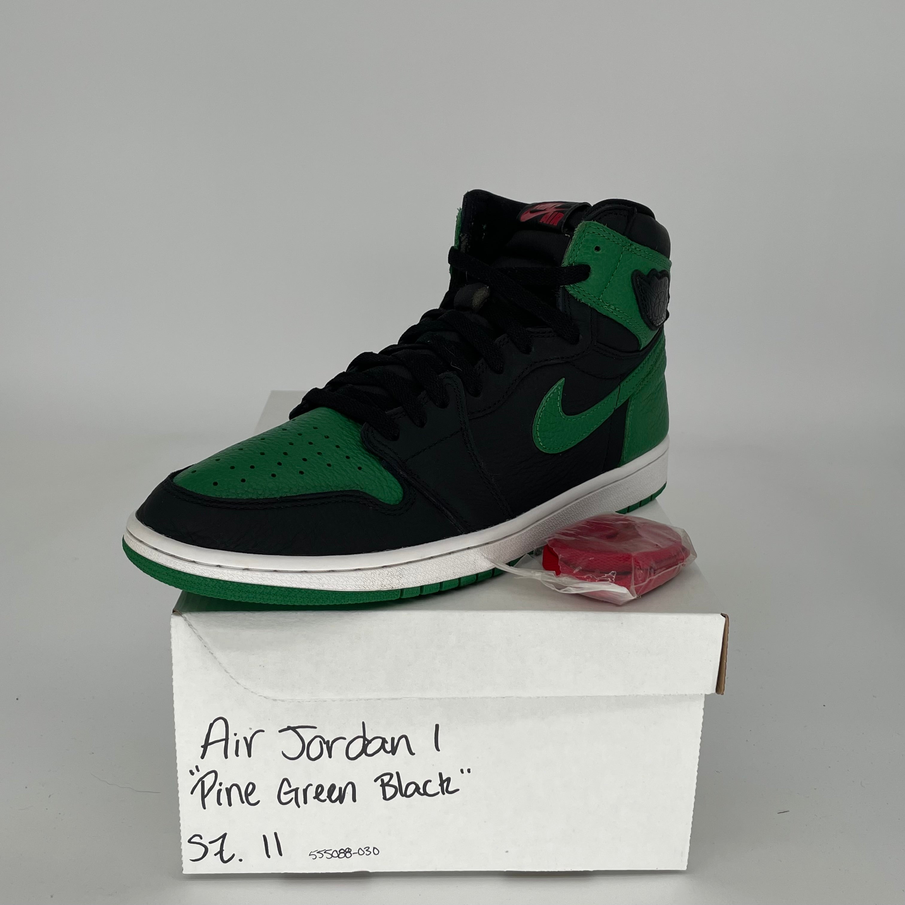 AIR JORDAN 1 Retro High OG Pine Green Black Men's Basketball Shoes Size 11 - 555088-030 - Perfect for Sneaker Collectors & Streetwear Fashion