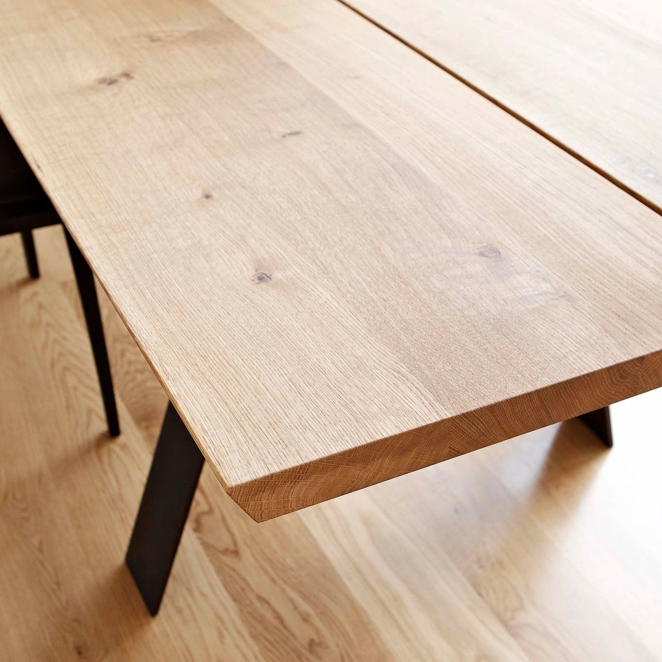 GM3200 Solid Wood Plank Table - Rustic Farmhouse Dining Table for Kitchen & Dining Room - Perfect for Family Gatherings & Dinner Parties