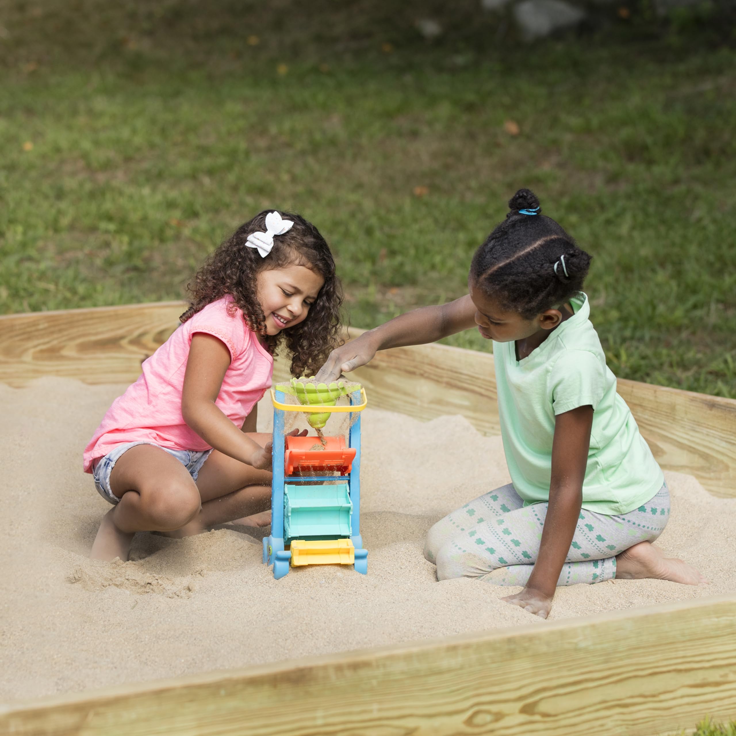 Melissa & Doug Seaside Sidekicks Sand and Water Sifting Funnel - Kids Beach Toy for Sandcastle Building & Water Play - Perfect for Outdoor Beach Activities & Sensory Play