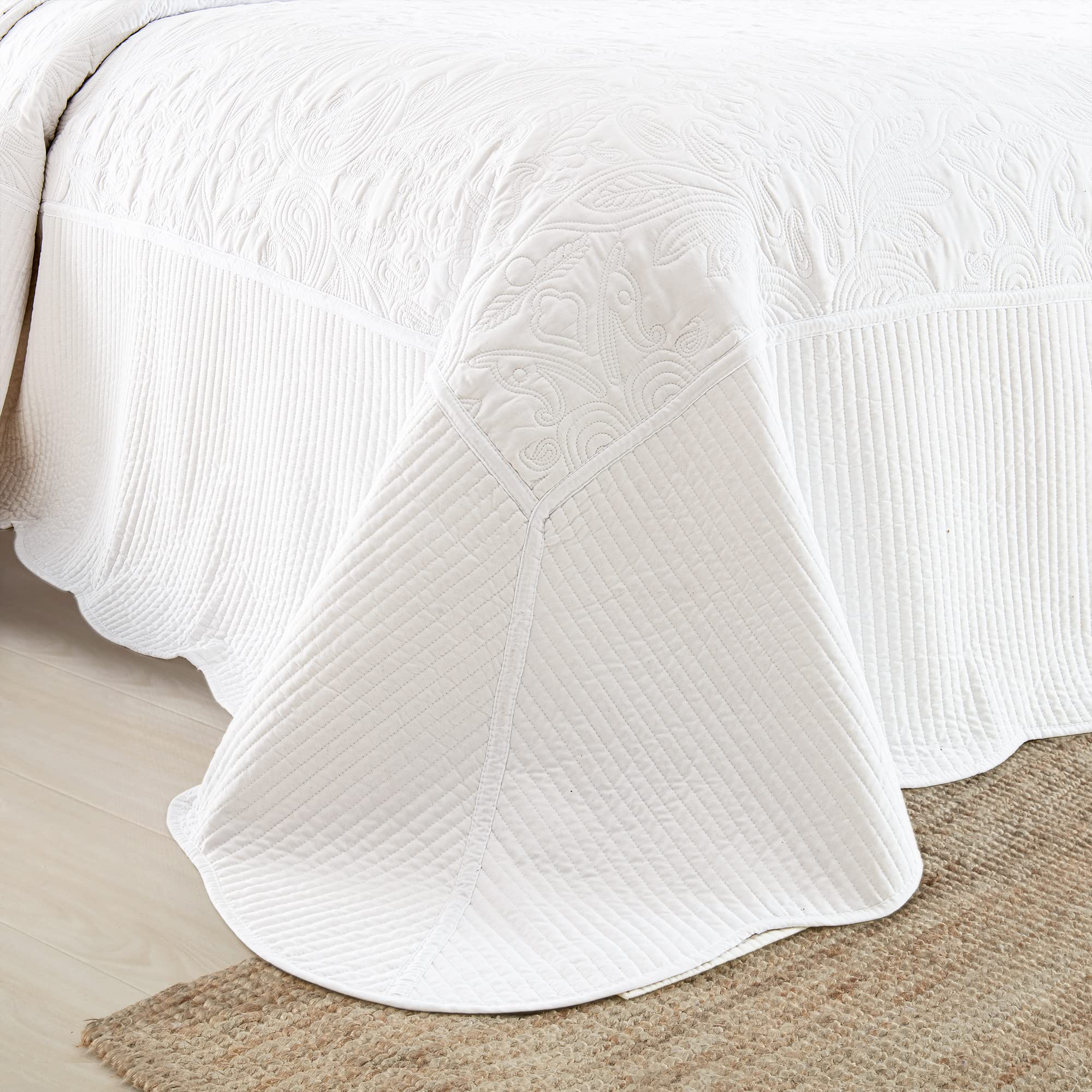 HoneiLife California King Quilt Set - 4-Piece Oversized 120x120 Inch Rustic Reversible Lightweight Bedspread Coverlet for All Seasons | White | Perfect for Master Bedroom, Guest Room & Cozy Farmhouse Decor