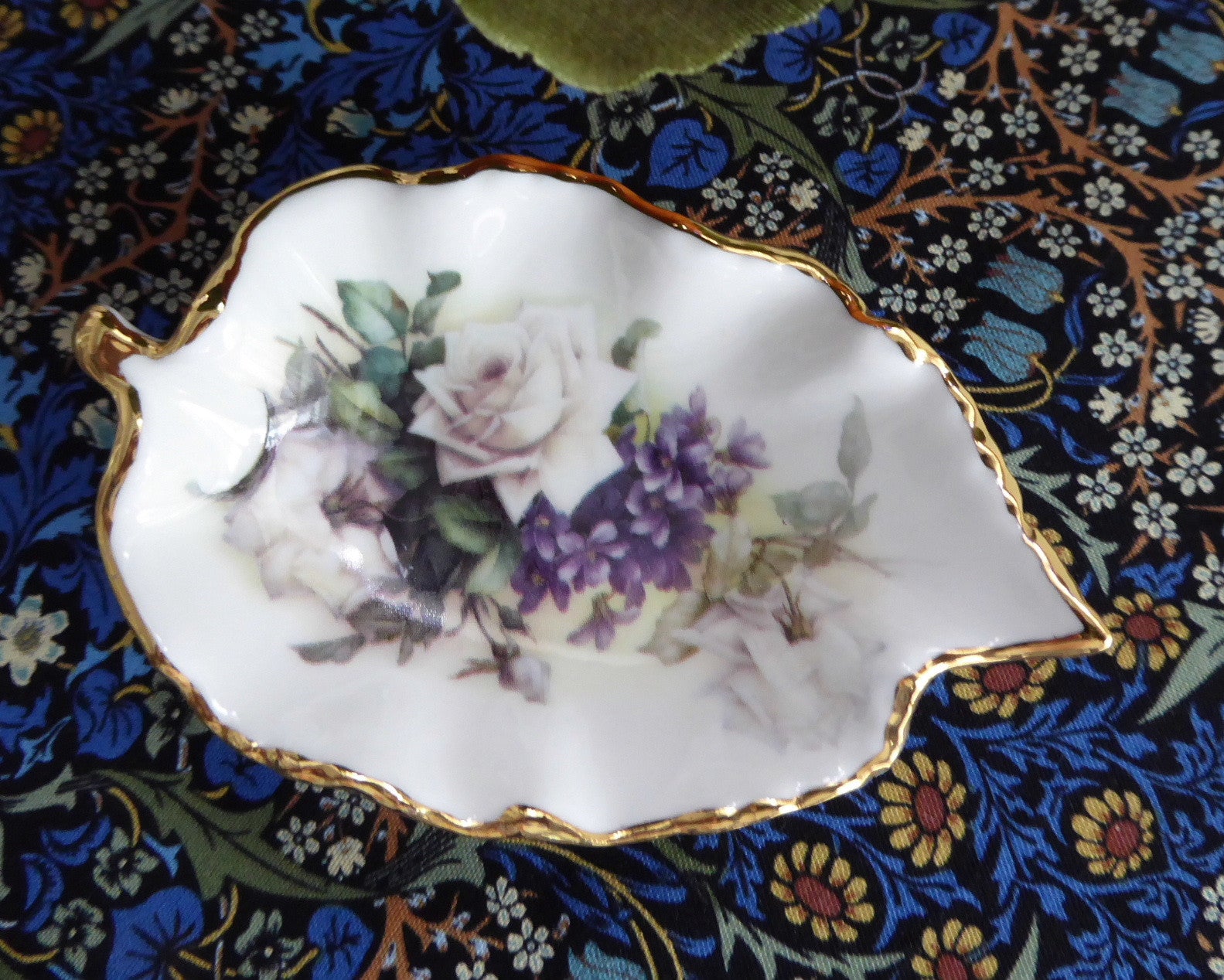 Royal Patrician Leaf-Shaped Tea Bag Holder - Elegant White Roses & Violets Design | England Bone China | Perfect for Afternoon Tea & English Tea Party Decor