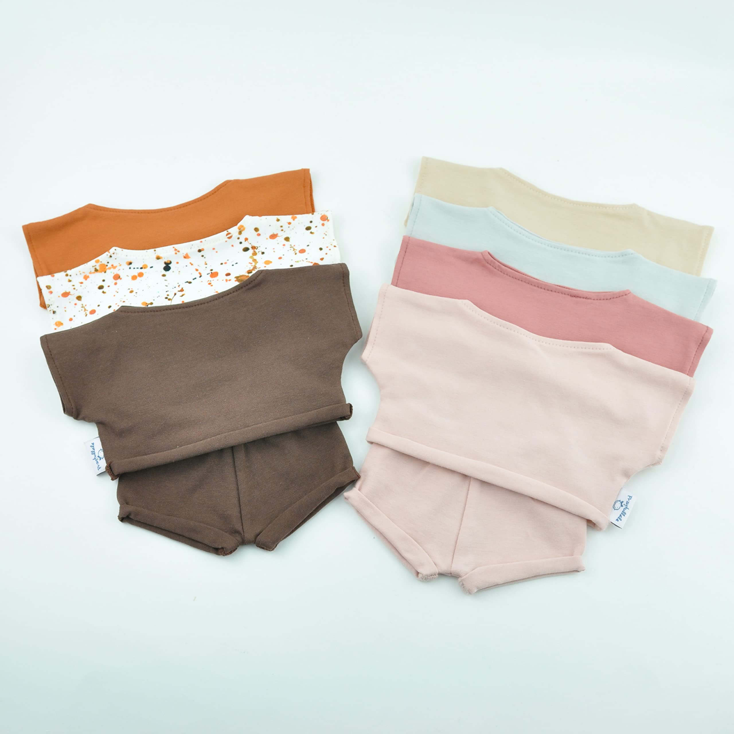 Minikane & Paola Reina 34cm Doll Clothes Set - Sporty T-Shirt & Light Pink Boy Shorts for 13 Inch Dolls | Perfect for Dress Up, Role Play & Collectible Doll Fashion