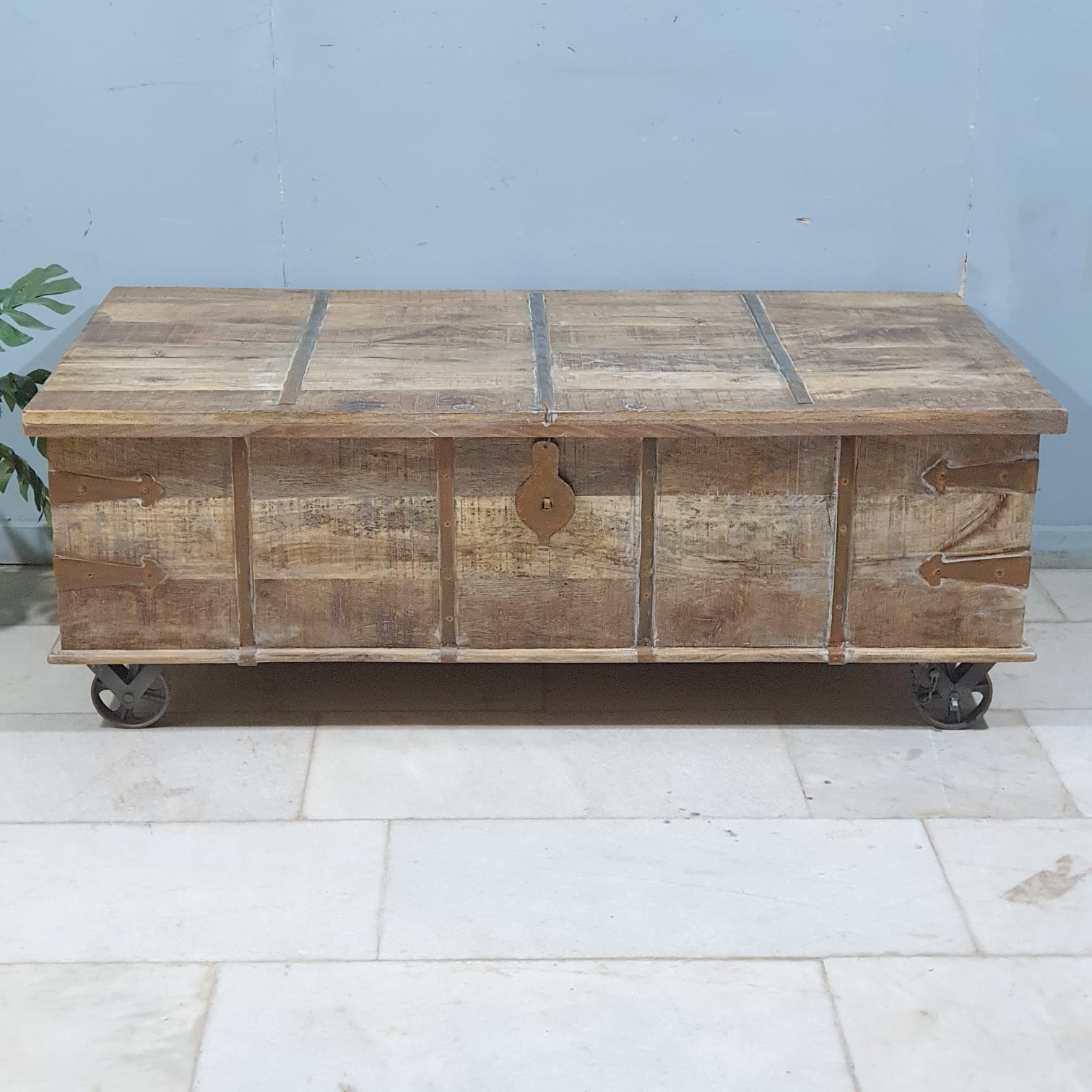 Hand Carved Solid Wood Coffee Table with Wheels - Whitewashed Chest Design 150x80x55cm - Modern Farmhouse Living Room Furniture for Small Spaces & Home Decor