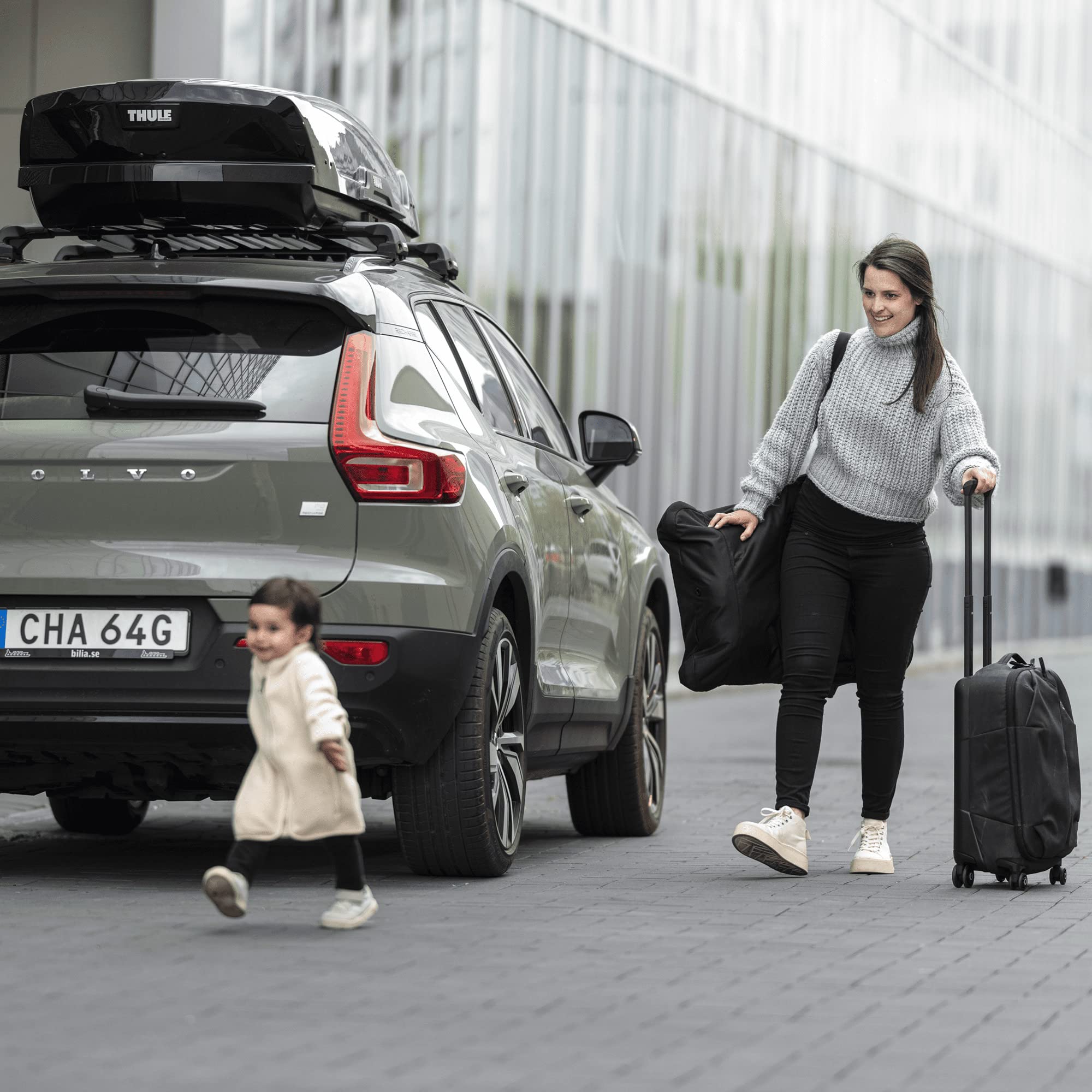 Thule Motion XT Rooftop Cargo Box - Large SUV & Car Storage Carrier for Travel, Camping & Outdoor Gear | Waterproof & Durable Luggage Carrier for Road Trips & Adventures