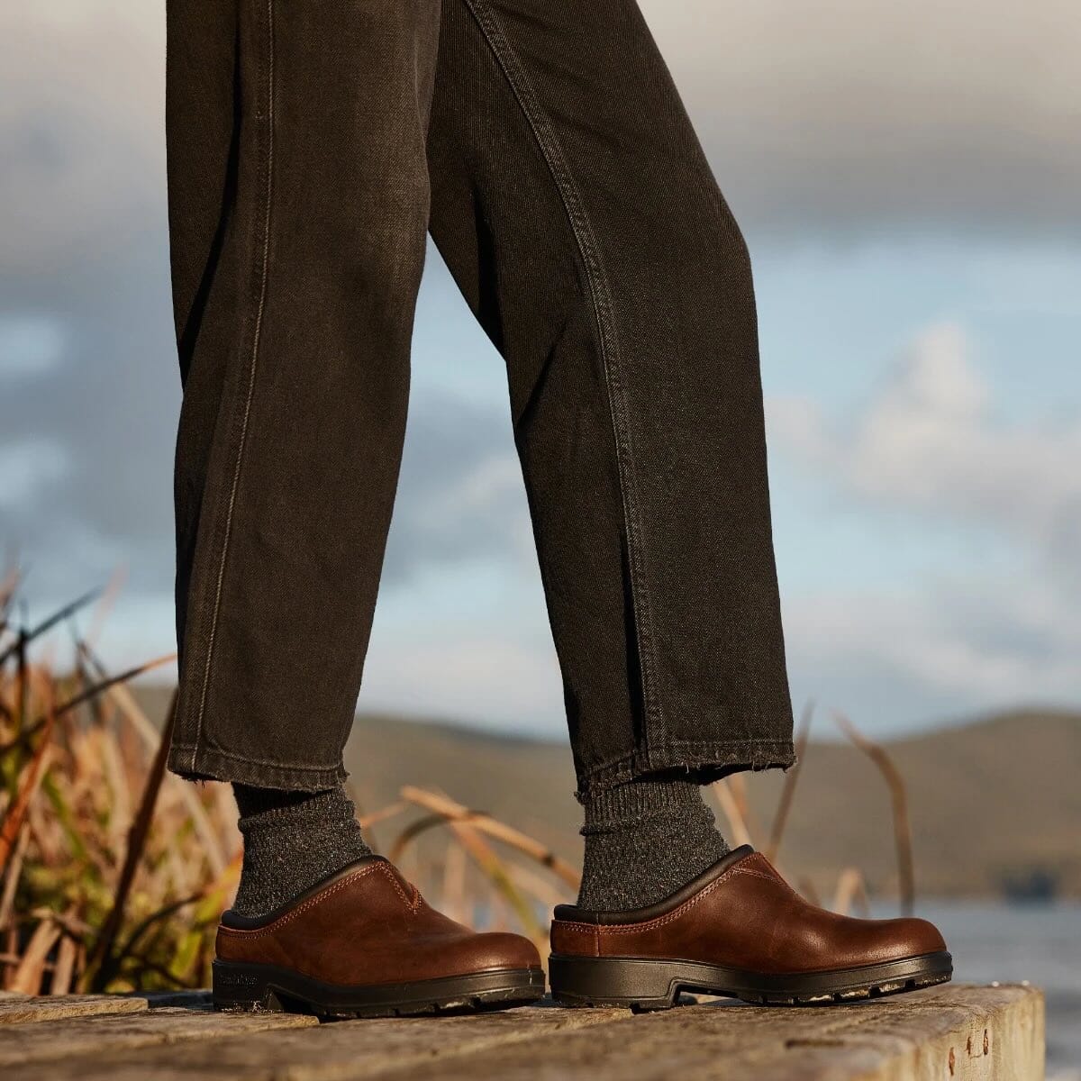 BLUNDSTONE 2420 & 2421 Premium Leather Chelsea Boots for Men & Women - Comfortable & Durable Work & Casual Boots for Outdoor, Hiking, and Everyday Wear