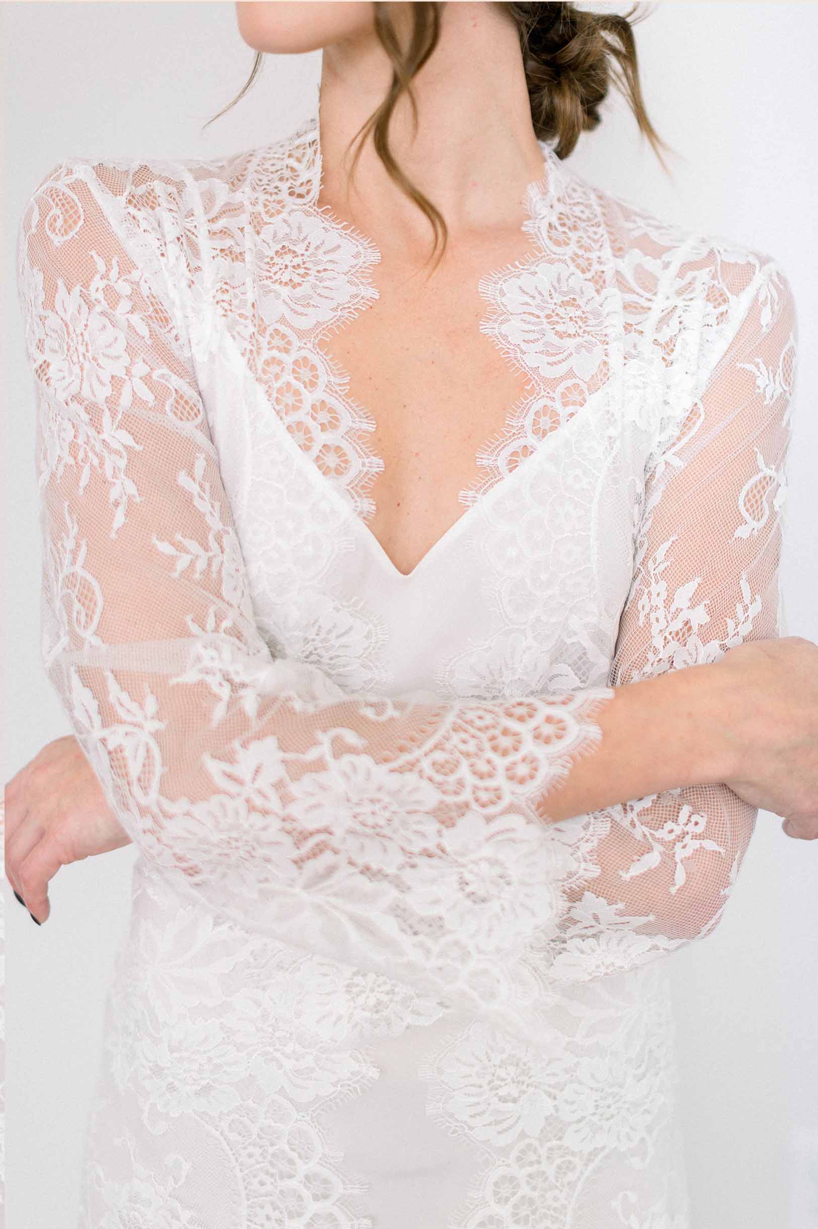 Elegant Swan Queen Ivory Lace Bridal Robe Gown with Scalloped Train - Perfect for Wedding, Bridal Shower, and Honeymoon Photoshoots