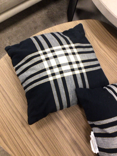 Stylish Black, Grey & White Patterned Throw Pillow - Perfect for Sofa, Bed & Home Decor Accent