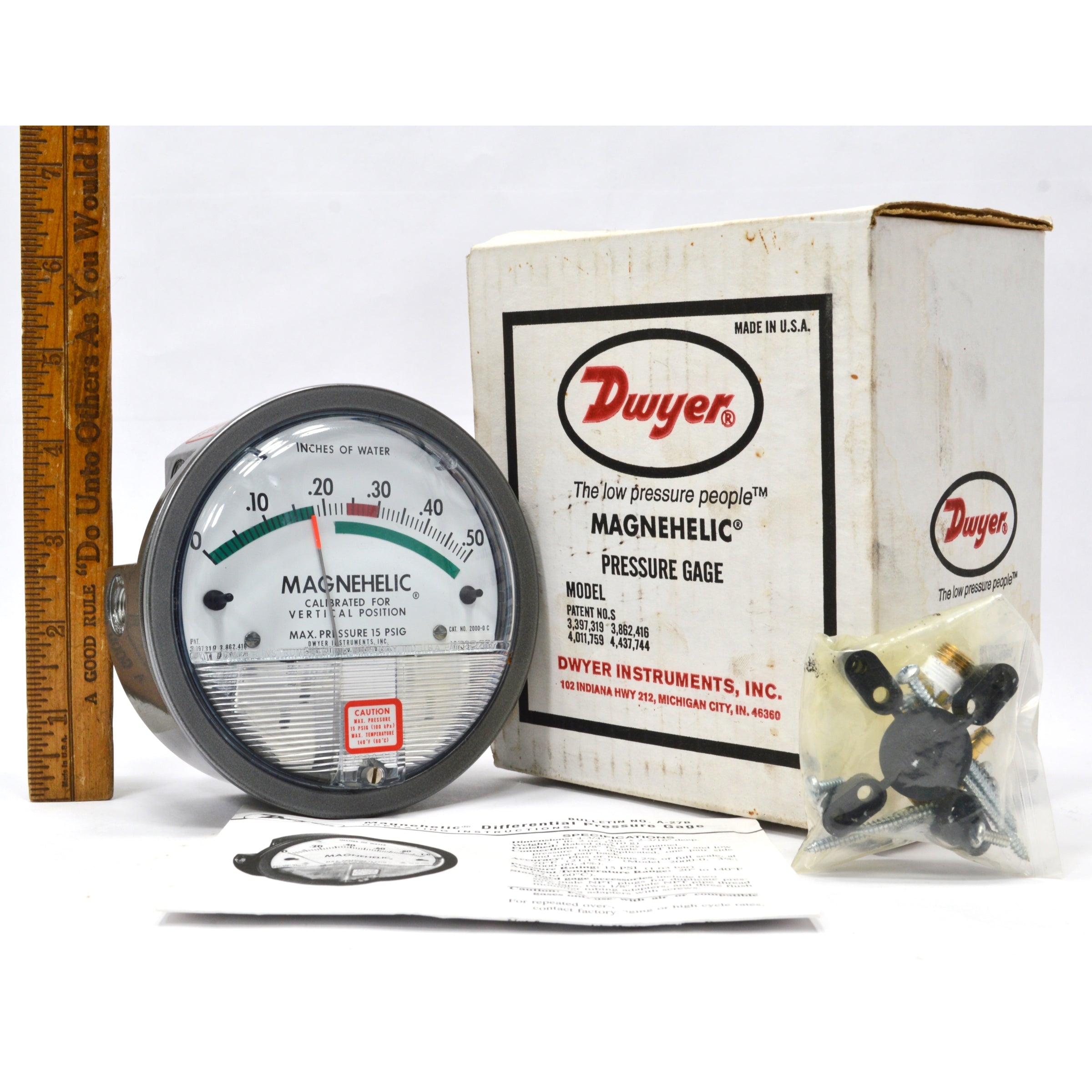 New in Box Dwyer Magnehelic Pressure Gauge Model 2000 0-0.5