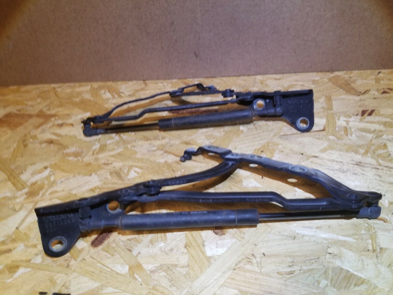 05 06 07 Volvo S40 Trunk Hinge Pair - OEM Replacement Parts for Volvo S40 Sedan - Perfect for Trunk Lid Repair & Maintenance