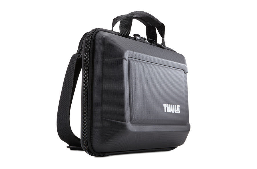 Thule Gauntlet 3.0 13-15 Inch Laptop Sleeve for MacBook Pro/Air - Waterproof Protective Case in Black - Perfect for Travel, Work & School