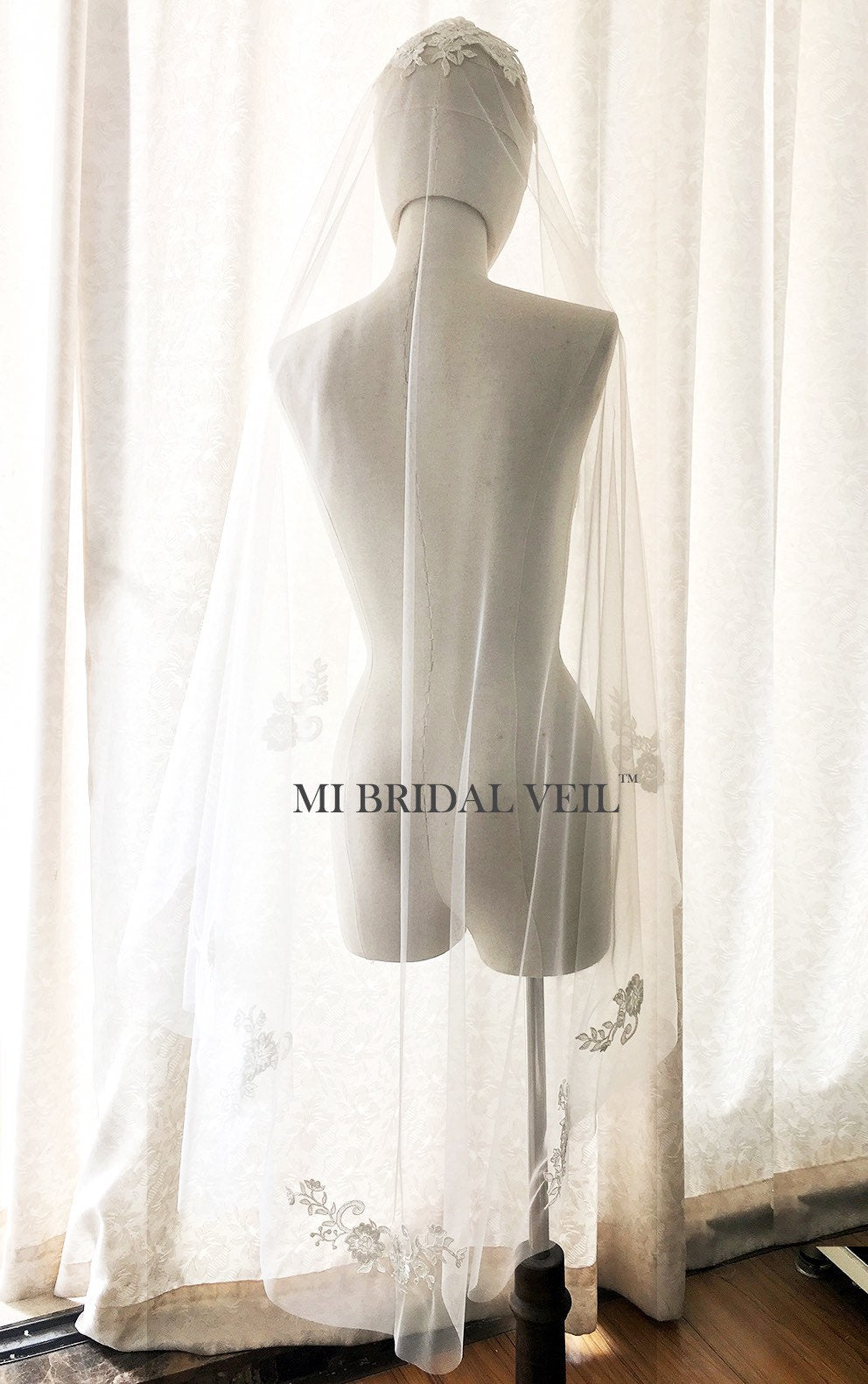 Elegant Mantilla Veil with Vintage Lace Appliqués - Spanish Bridal Wedding Headpiece for Church Ceremony & Traditional Weddings