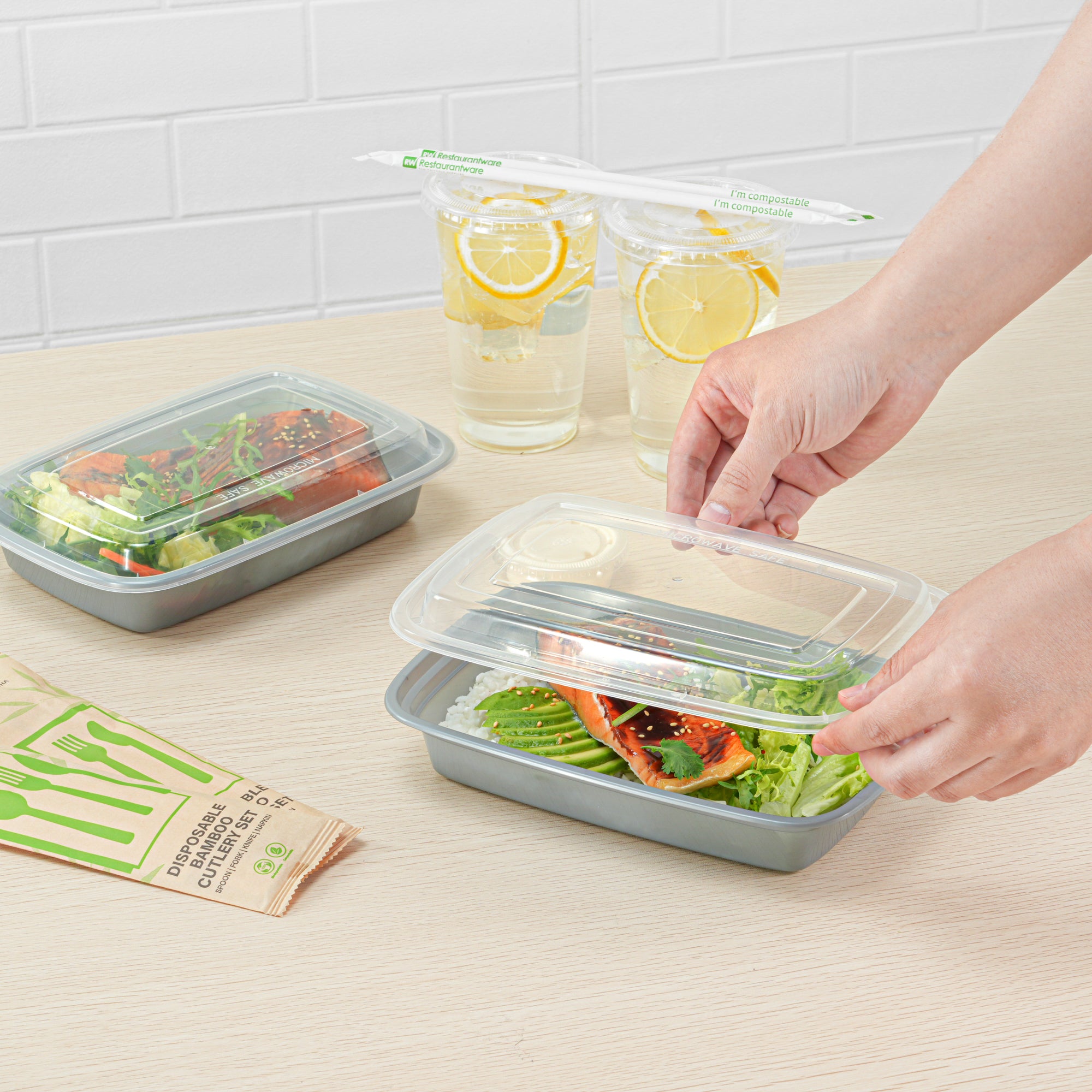 28 oz Rectangle Silver Plastic To-Go Food Containers with Clear Lids - Microwave Safe, 8.75