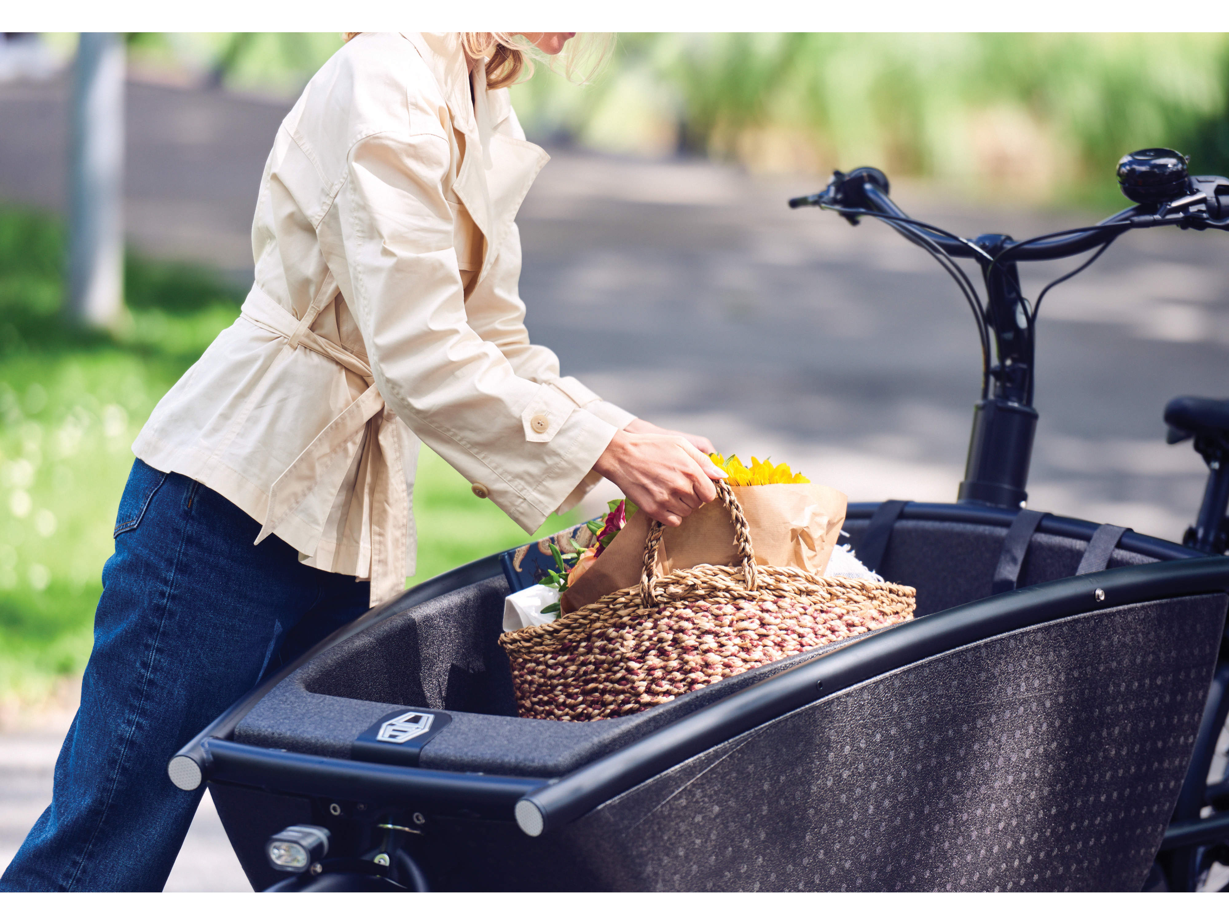 Urban Arrow Family Performance Cargo Bike - Premium Electric Cargo Bicycle for Urban Commuting, School Runs & Grocery Shopping - Eco-Friendly Family Transport Solution for City Living