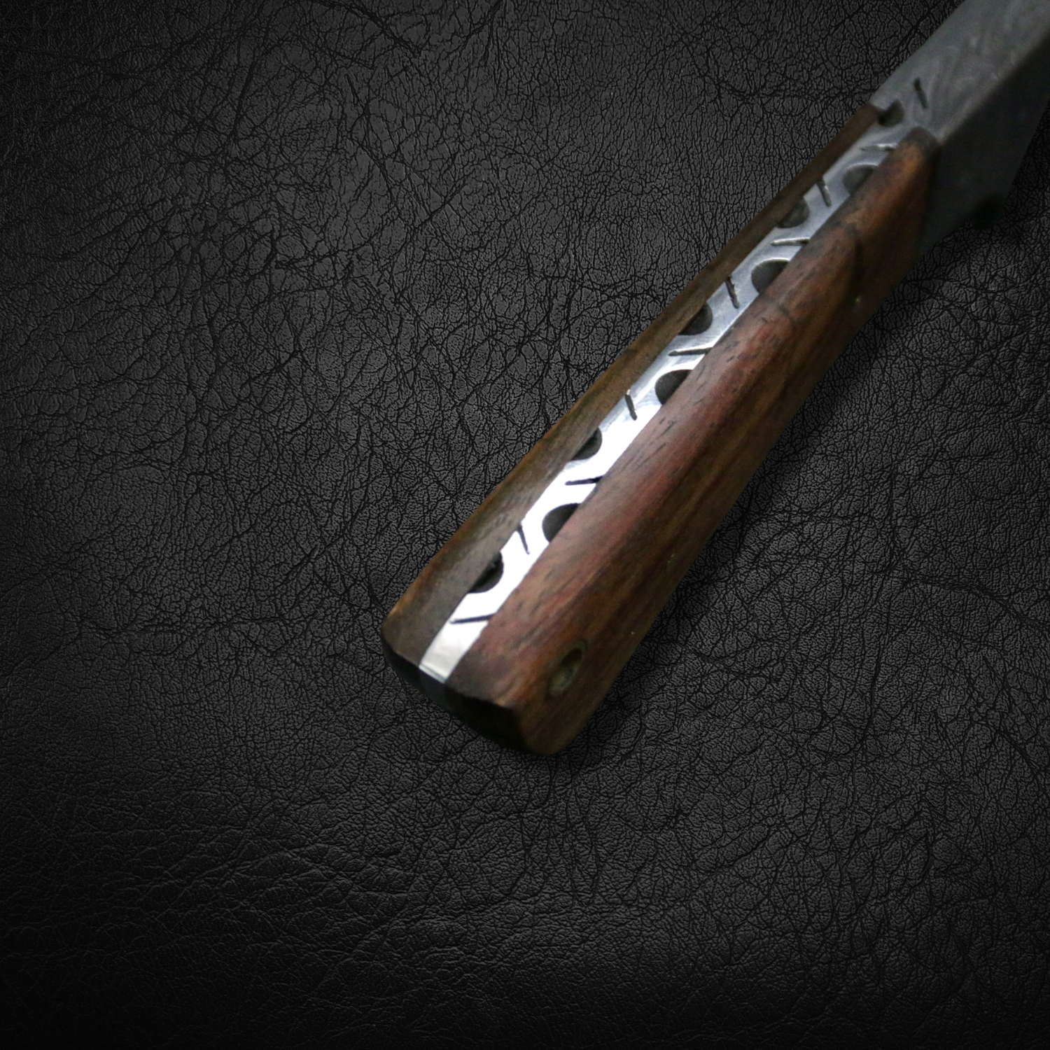 Premium Bolognesi Damascus Steel Hunting Knife - Handcrafted Full Tang Outdoor Survival Knife with Leather Sheath - Perfect for Hunting, Camping & Bushcraft Adventures