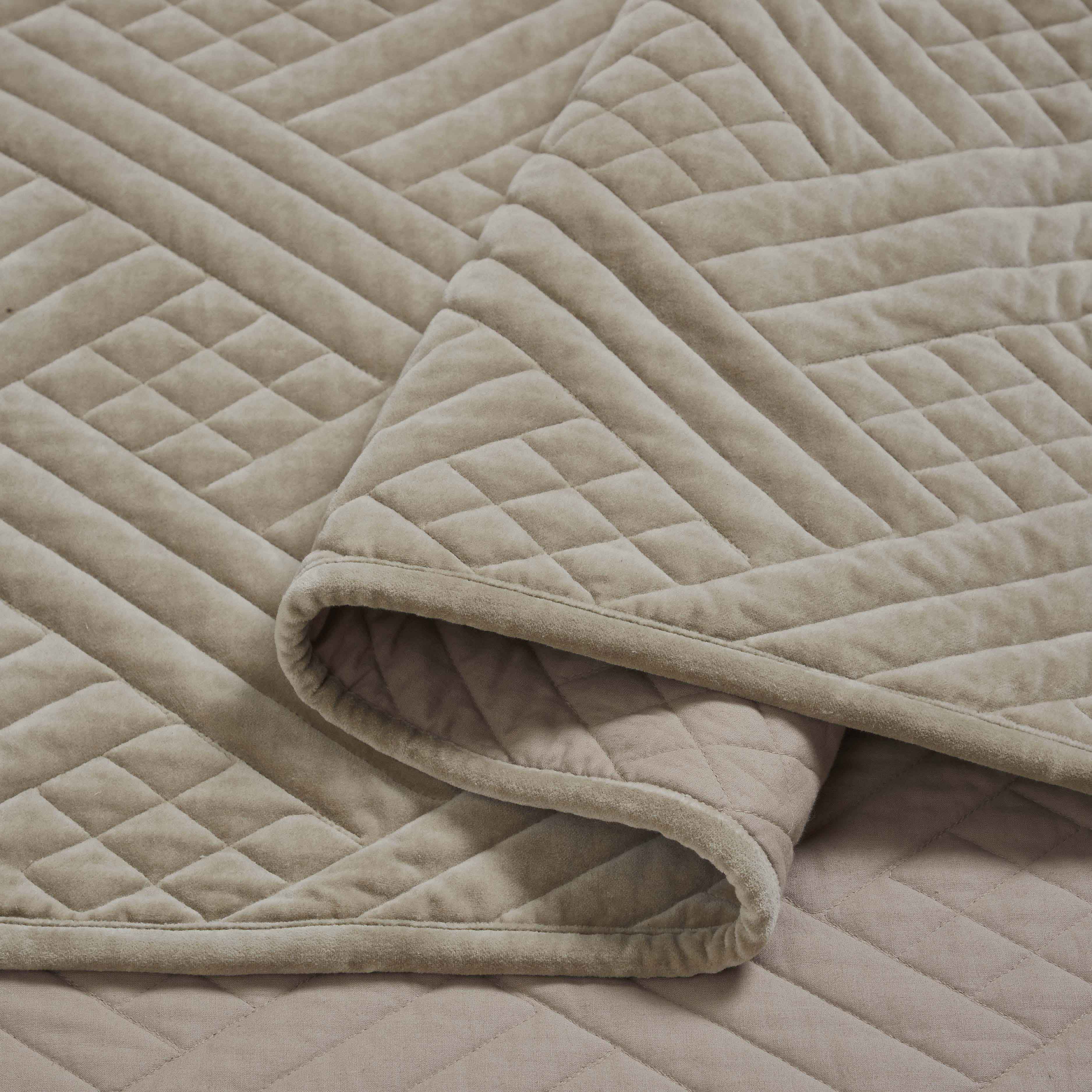 Karina Cotton Velvet Lightweight Quilt & Sham Set - Ultra Soft Bedding for All Seasons | Perfect for Master Bedroom, Guest Room & Cozy Nights