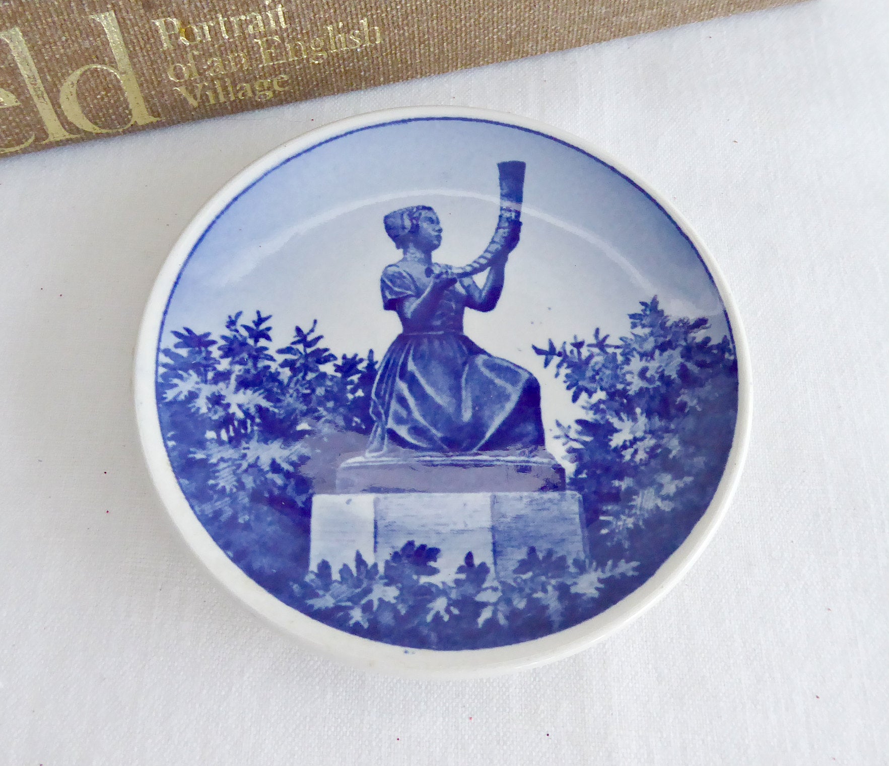 Royal Copenhagen Teabag Caddy - Butter Pat Pigen Mid Gulhornet Girl Horn - Elegant Danish Tea Storage for Home & Kitchen Decor - Perfect for Afternoon Tea & Gifting