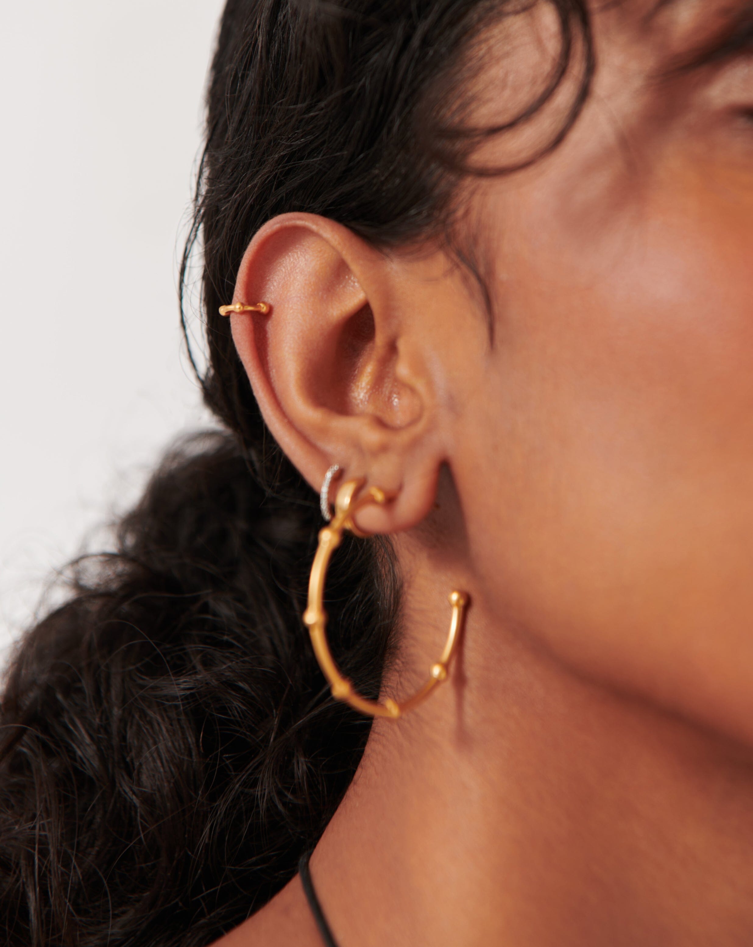 Lucy Williams Mini Orb Ear Cuff - Trendy Gold/Silver Hoop Ear Cuff for Women, Non-Piercing Clip-On Earrings for Cartilage & Helix - Perfect for Parties, Weddings & Everyday Wear