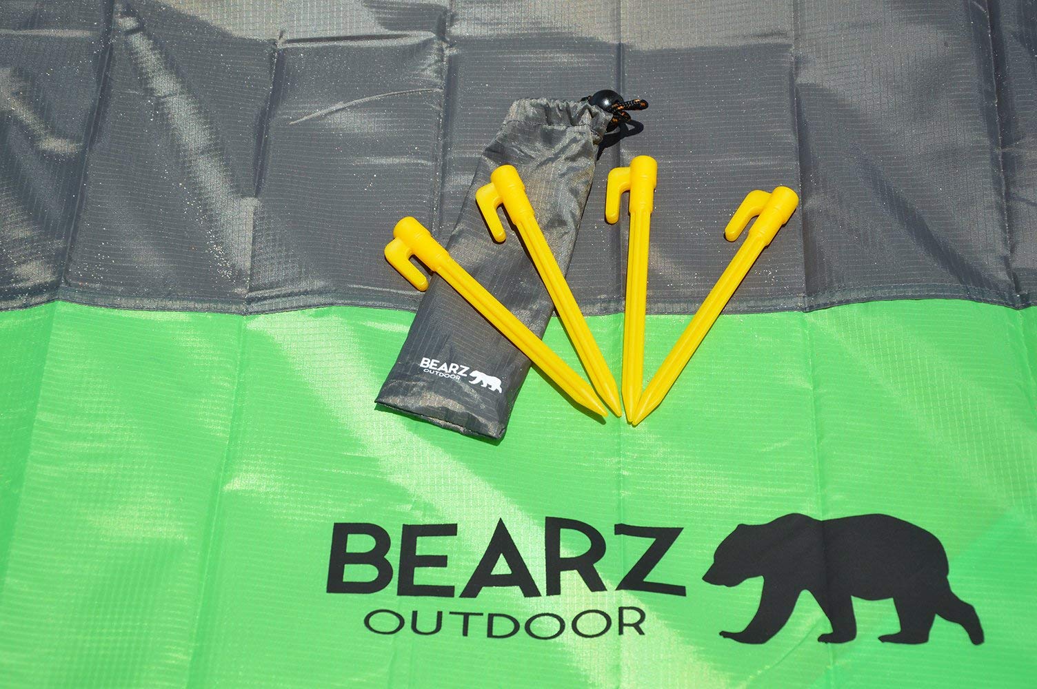 Waterproof Portable Pocket Blanket for Beach, Camping & Picnic - Lightweight Travel Blanket with Stakes - Outdoor Picnic Mat for Park, Hiking & Backpacking (Green)
