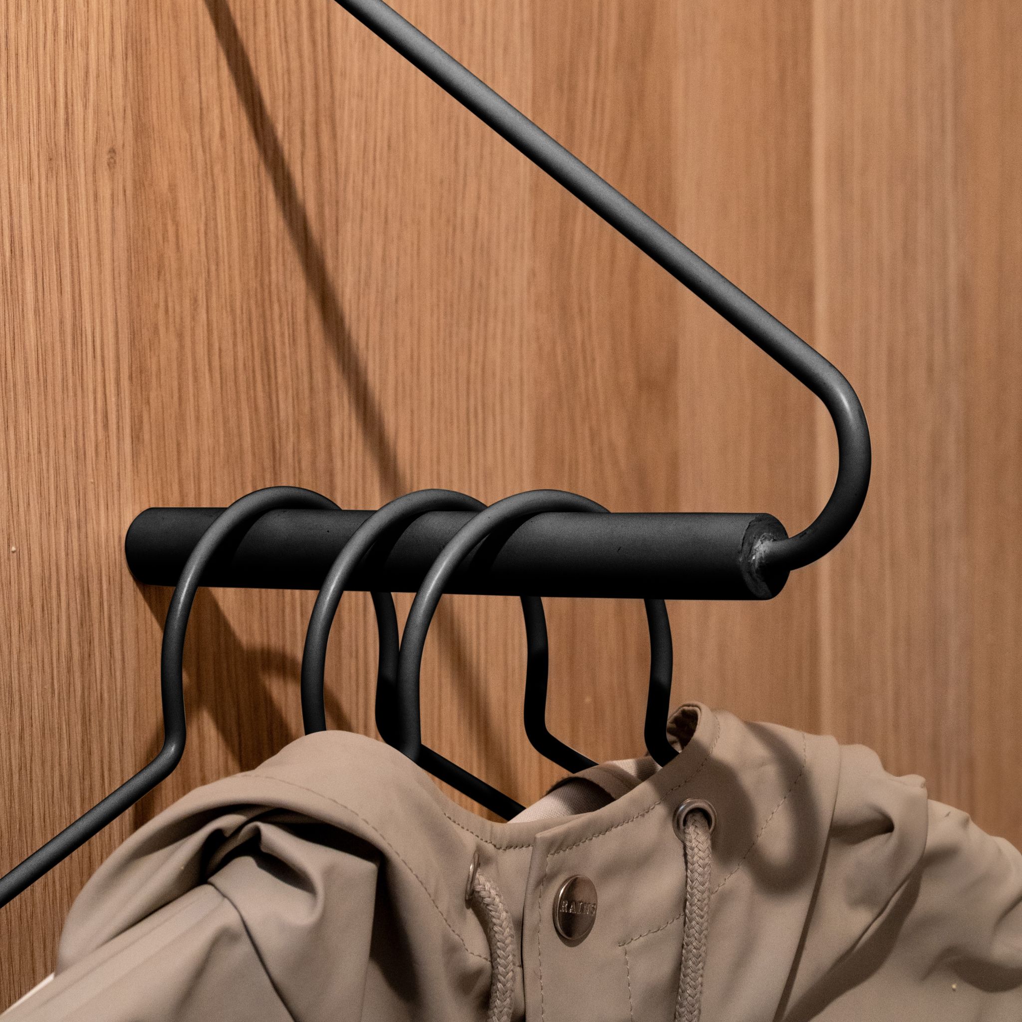 DESIGNSTUFF Curve Clothes Rack - Freestanding Garment Organizer for Bedroom & Closet, Space-Saving Black Metal Clothing Rack with Wheels - Perfect for Hanging Coats, Dresses & Accessories