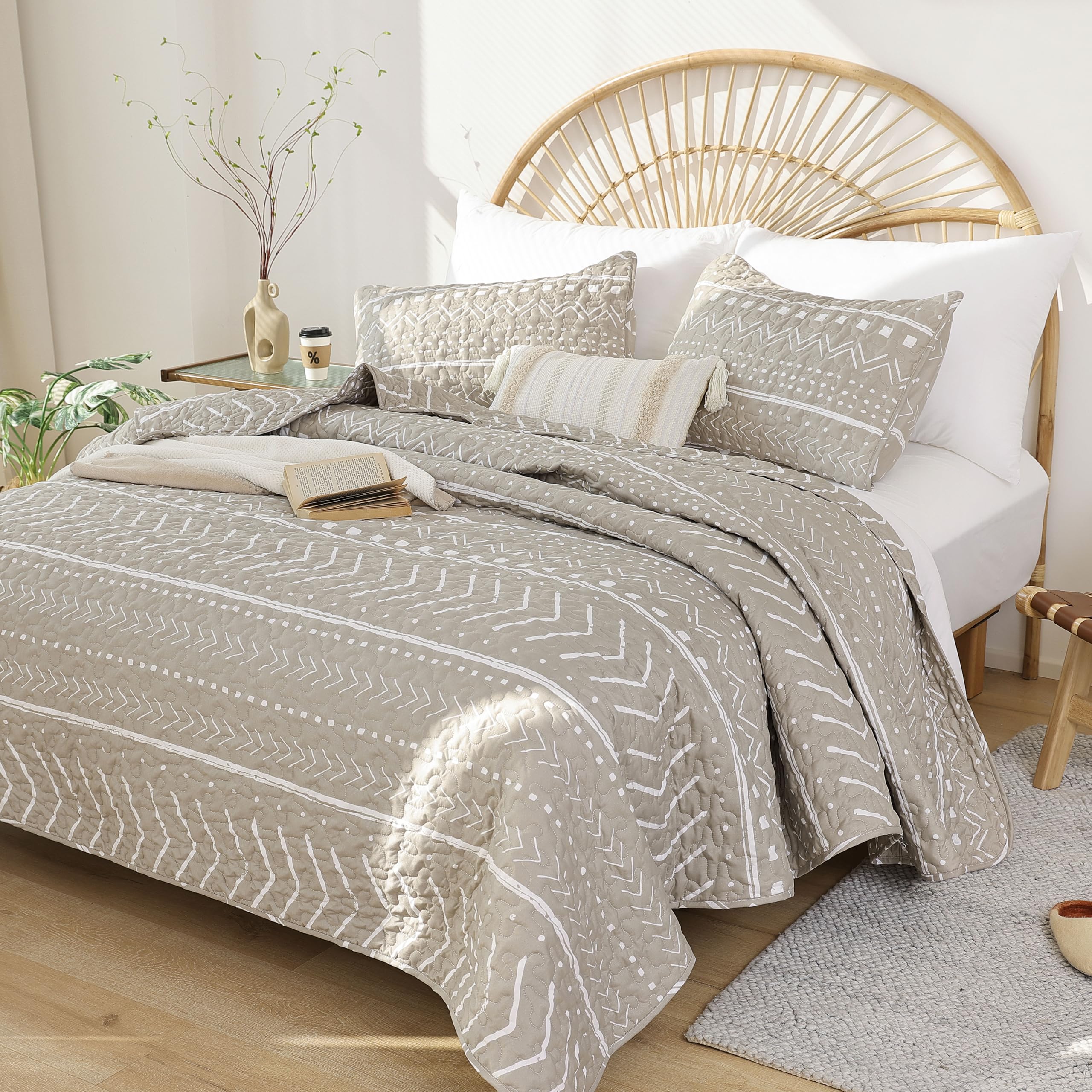 JANZAA Boho Queen Size Quilt Set 3PCS - Reversible Oatmeal Coverlet with 2 Pillowcases | All-Season Bedding for Cozy Home, Guest Room & Vacation House Decor