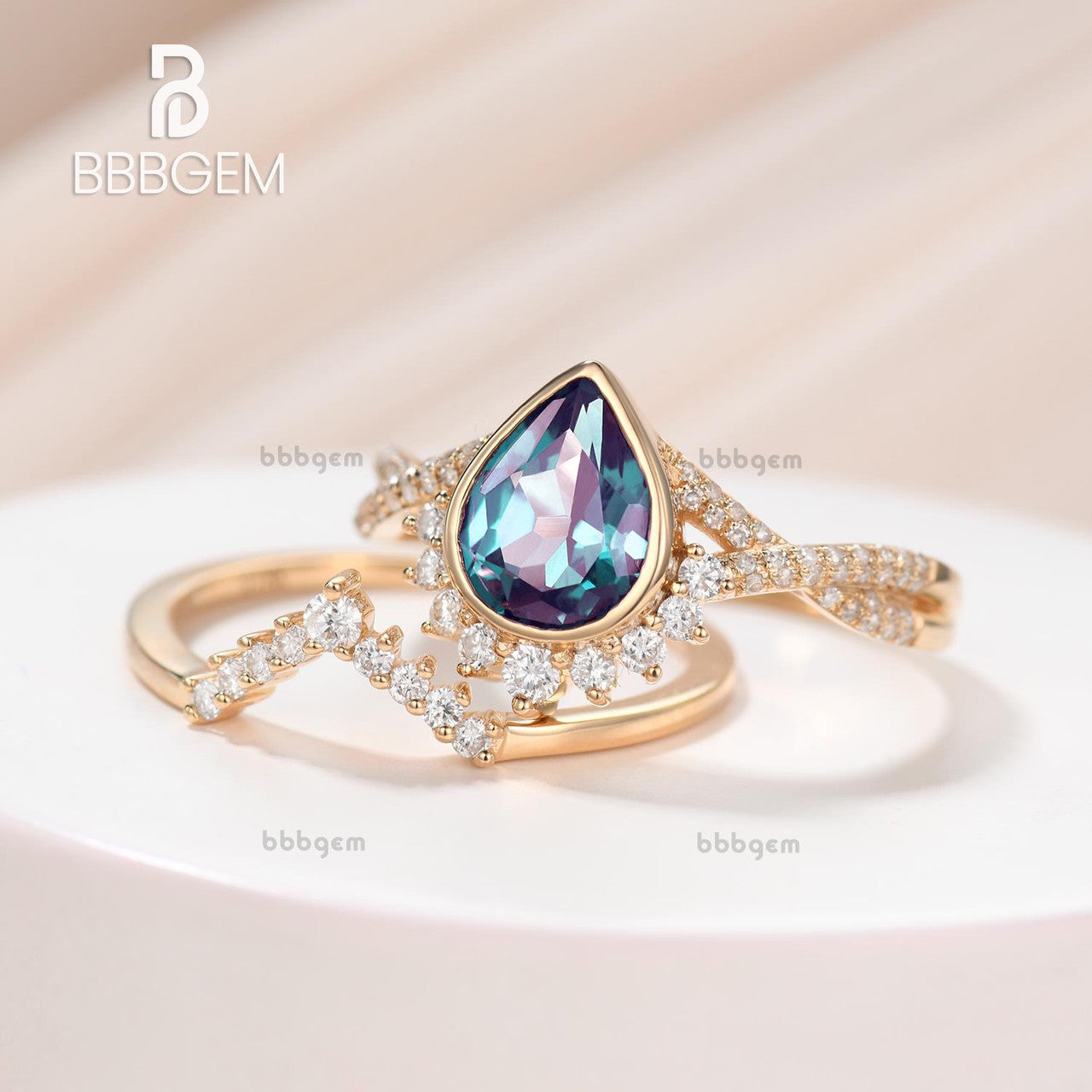 Vintage Pear Shaped Alexandrite Moissanite Engagement Ring Set - 14K Gold Wedding Band for Women, Unique Promise & Bridal Jewelry Gift for Anniversary, Proposal & Special Occasions