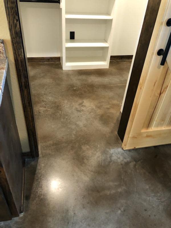 Crete Seal 25 - Premium Concrete Sealer for Brick, Terrazzo Walls & Floors | 1 Gallon High-Gloss Protective Coating | Ideal for Driveways, Patios & Basements