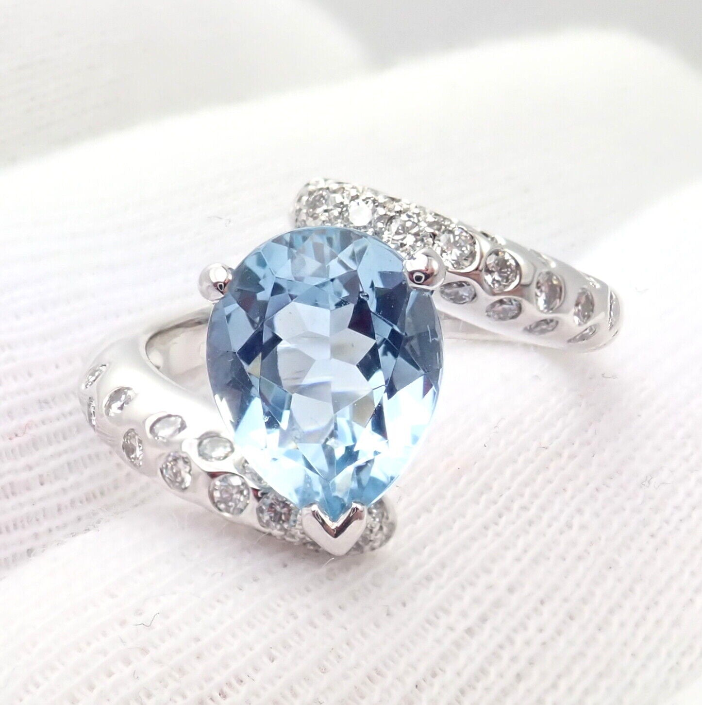Authentic Chanel Comete Star 18k White Gold Diamond 2.25ct Aquamarine Ring - Luxury Jewelry for Weddings, Anniversaries & Special Occasions