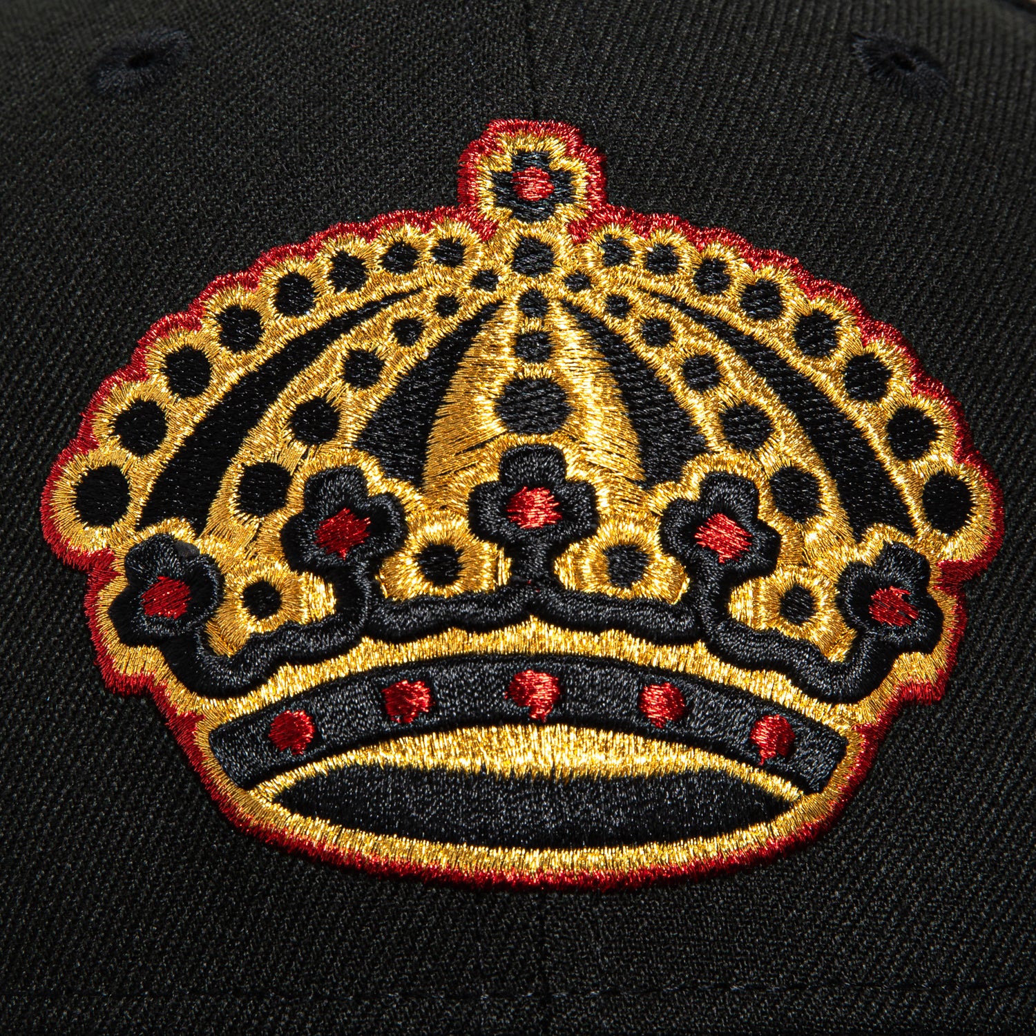 New Era 59Fifty Los Angeles Kings Logo Patch Crown Hat - Black, Metallic Gold, Red - Official NHL Snapback Baseball Cap for Men & Women - Perfect for Sports Fans, Game Day & Streetwear Fashion