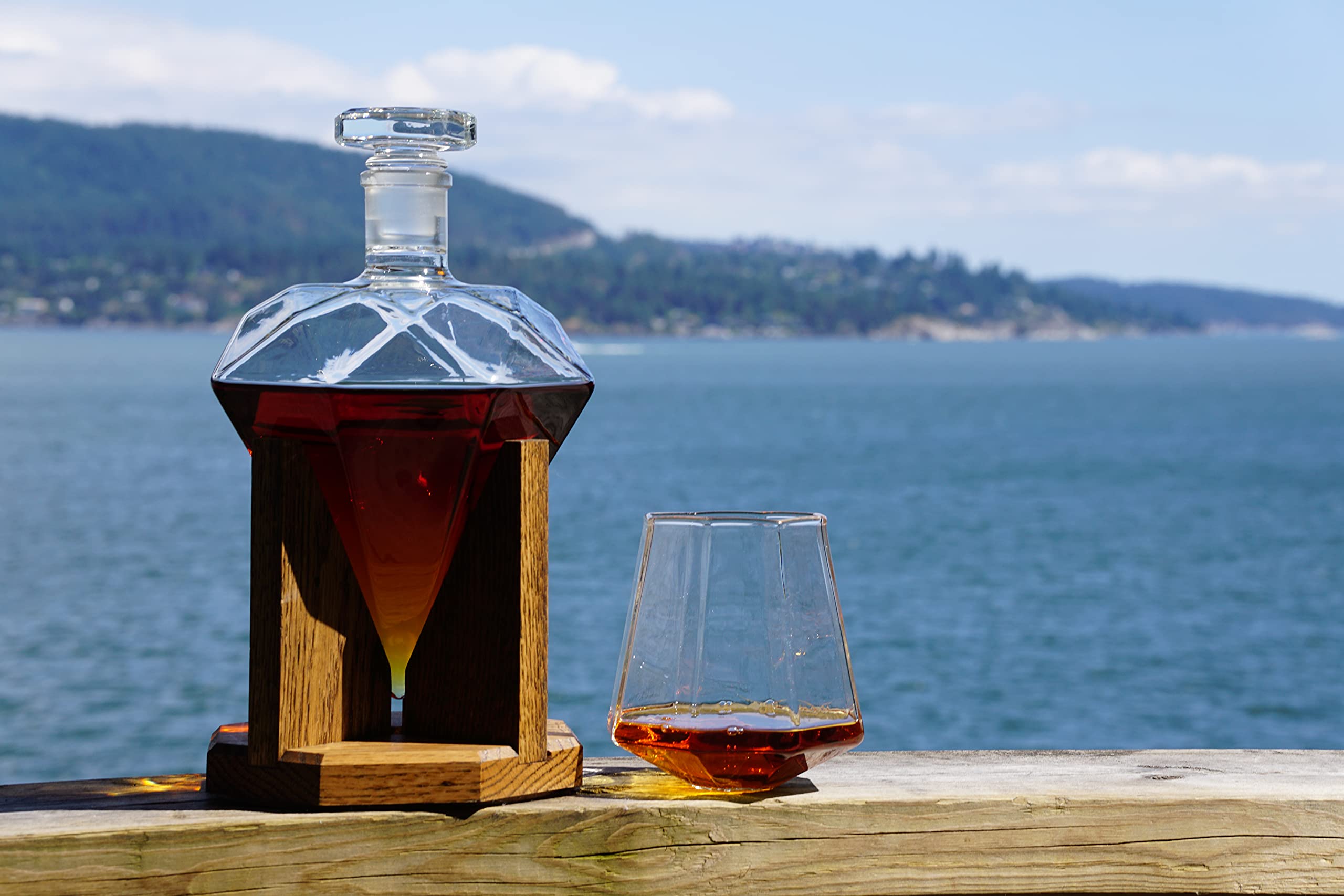 Premium Whiskey Decanter Set with 4 Crystal Glasses - Elegant Diamond-Cut Design for Bourbon, Scotch, Rum & Wine - Perfect 10 Year Anniversary Gift, Newlywed Present & Groomsmen Gift - 1000ml Large Capacity Liquor Decanter - Ideal for Home Bars, Dinner Parties & Special Celebrations