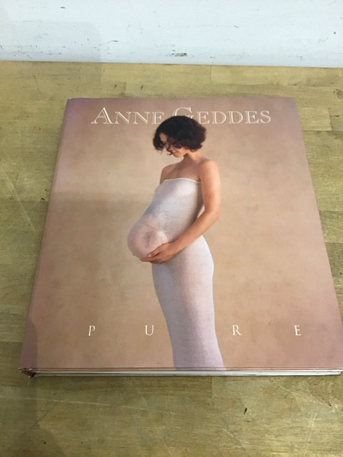 Anne Geddes Baby Photography Book - Heartwarming Newborn & Infant Portraits - Perfect for Baby Showers, Nurseries & Gift Ideas