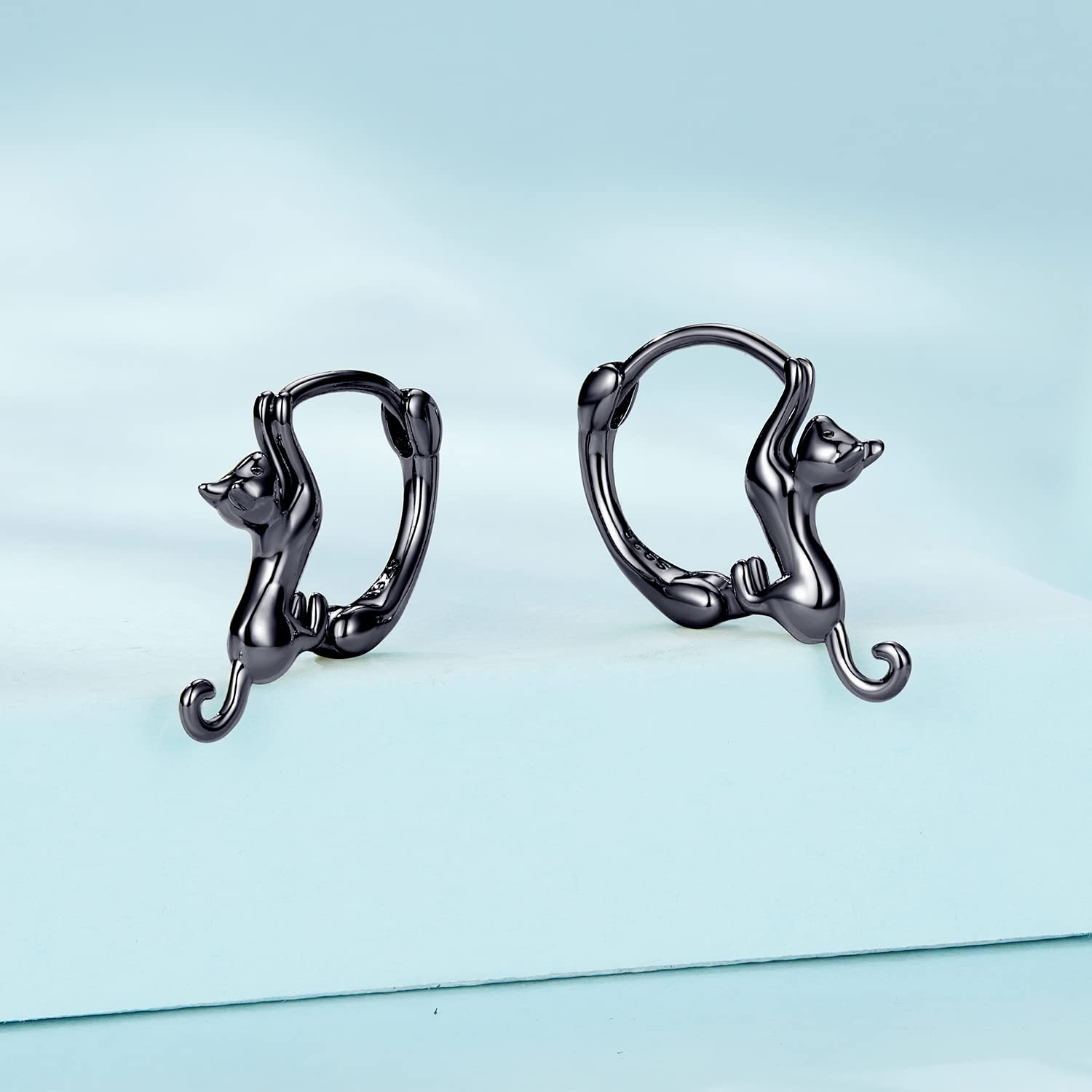 WOSTU 925 Sterling Silver Cat Hoop Earrings for Women - 18K Gold Plated Hypoallergenic Huggie Earrings - Cute Kitty Animal Jewelry Gift for Cat Lovers - Perfect for Casual Wear, Parties & Gifts