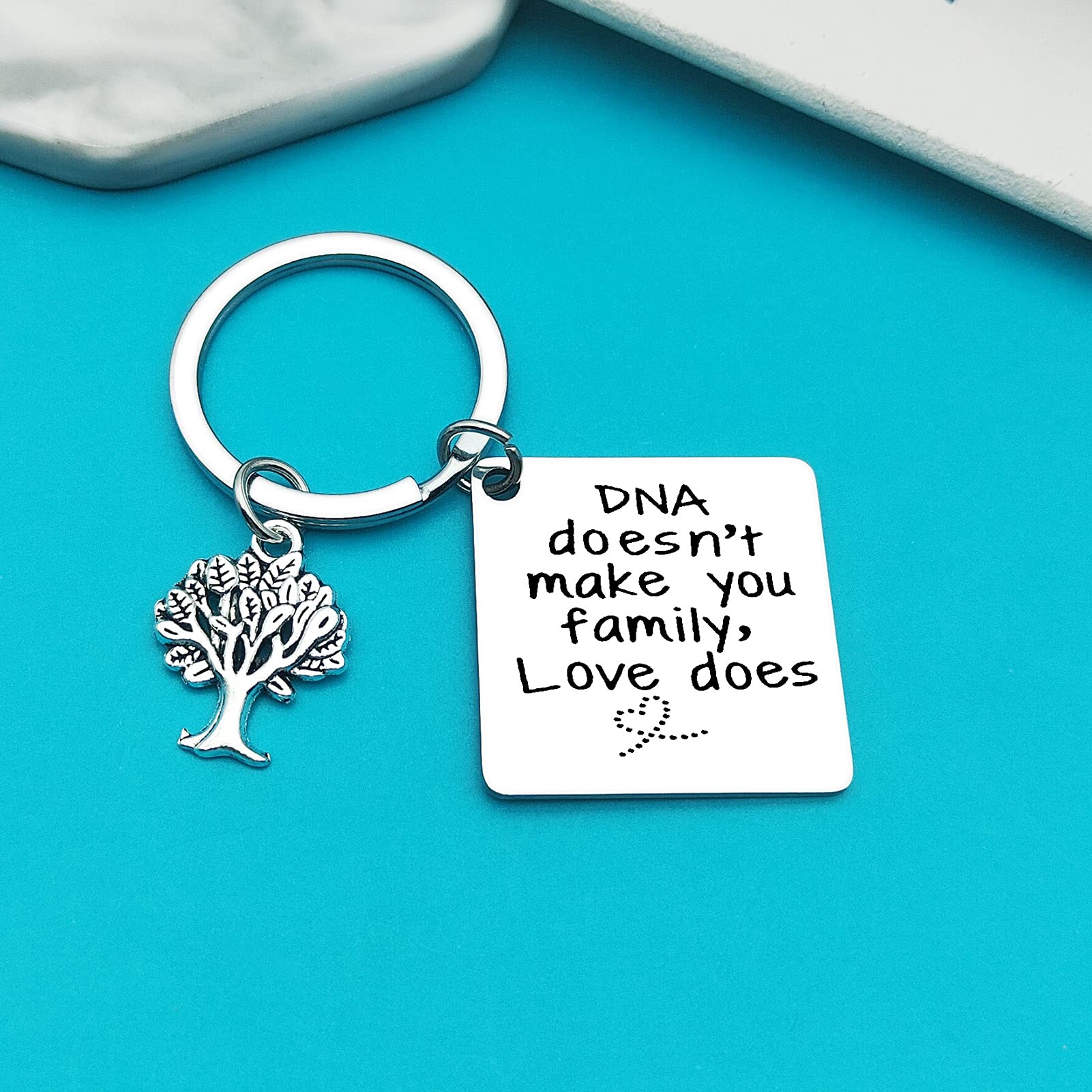 Xiahuyu Step Parent Keychain - DNA Doesn't Make Family, Love Does - Step Mom & Step Dad Gifts - Christmas, Birthday, Adoption Gifts - Perfect for Family Celebrations & Special Occasions