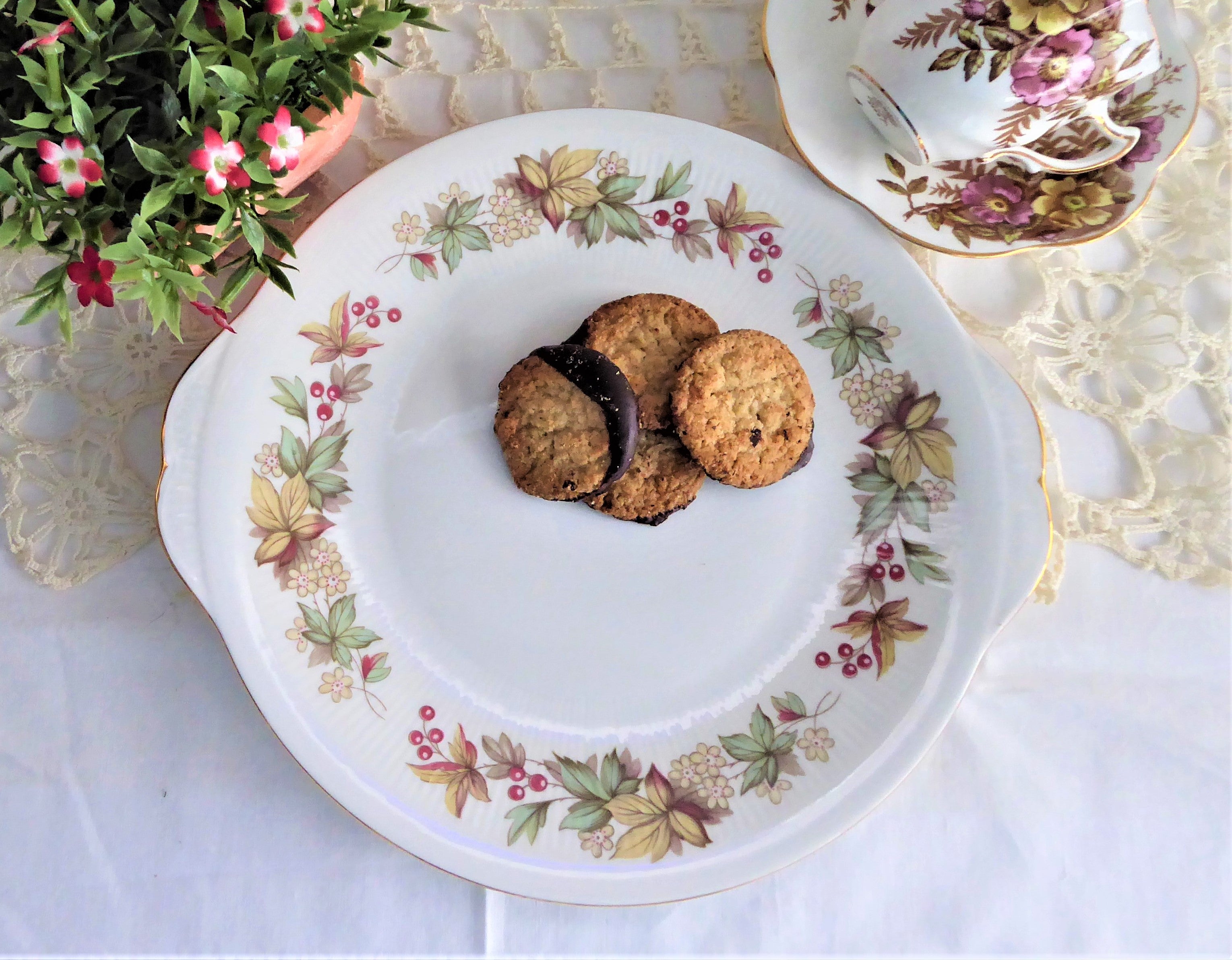 Vintage Royal Standard Lyndale Tan Coral Leaf & Berry Cake Serving Plate - 1950s Retro Dessert Platter for Tea Parties, Bridal Showers & Vintage Tableware Collections