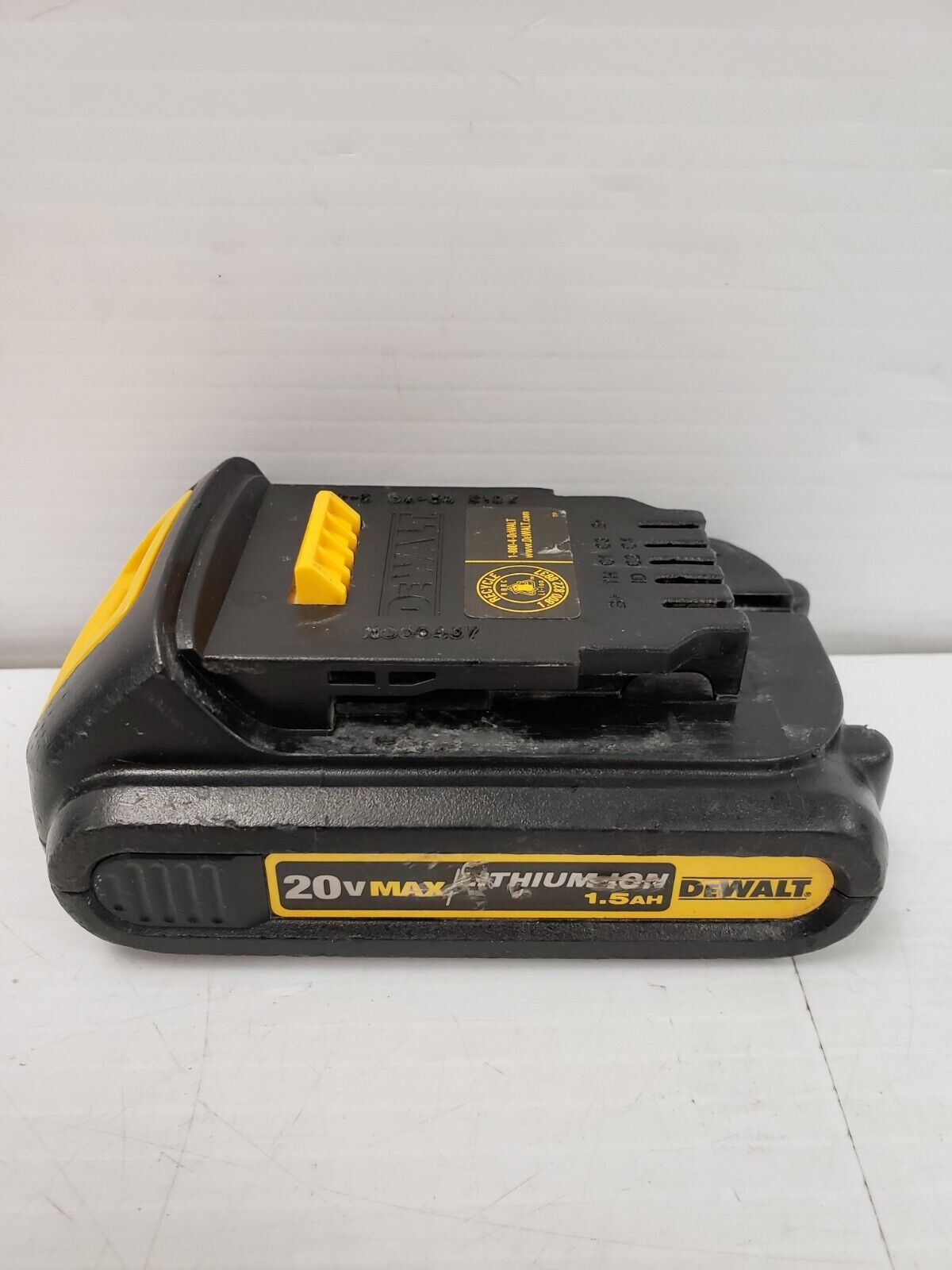 DEWALT DCB201 20V MAX Lithium-Ion Battery 1.5Ah - Compatible with DEWALT 20V Power Tools - Perfect for Drills, Saws & Other Cordless Tools