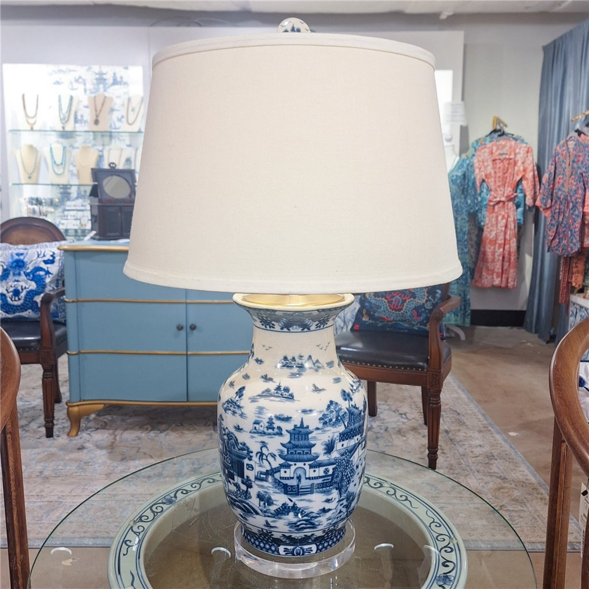 Blue Willow Porcelain Vase Lamp - Antique Style Decorative Table Lamp with Hand-Painted Blue Willow Pattern - Perfect for Living Room, Bedroom, or Office Décor