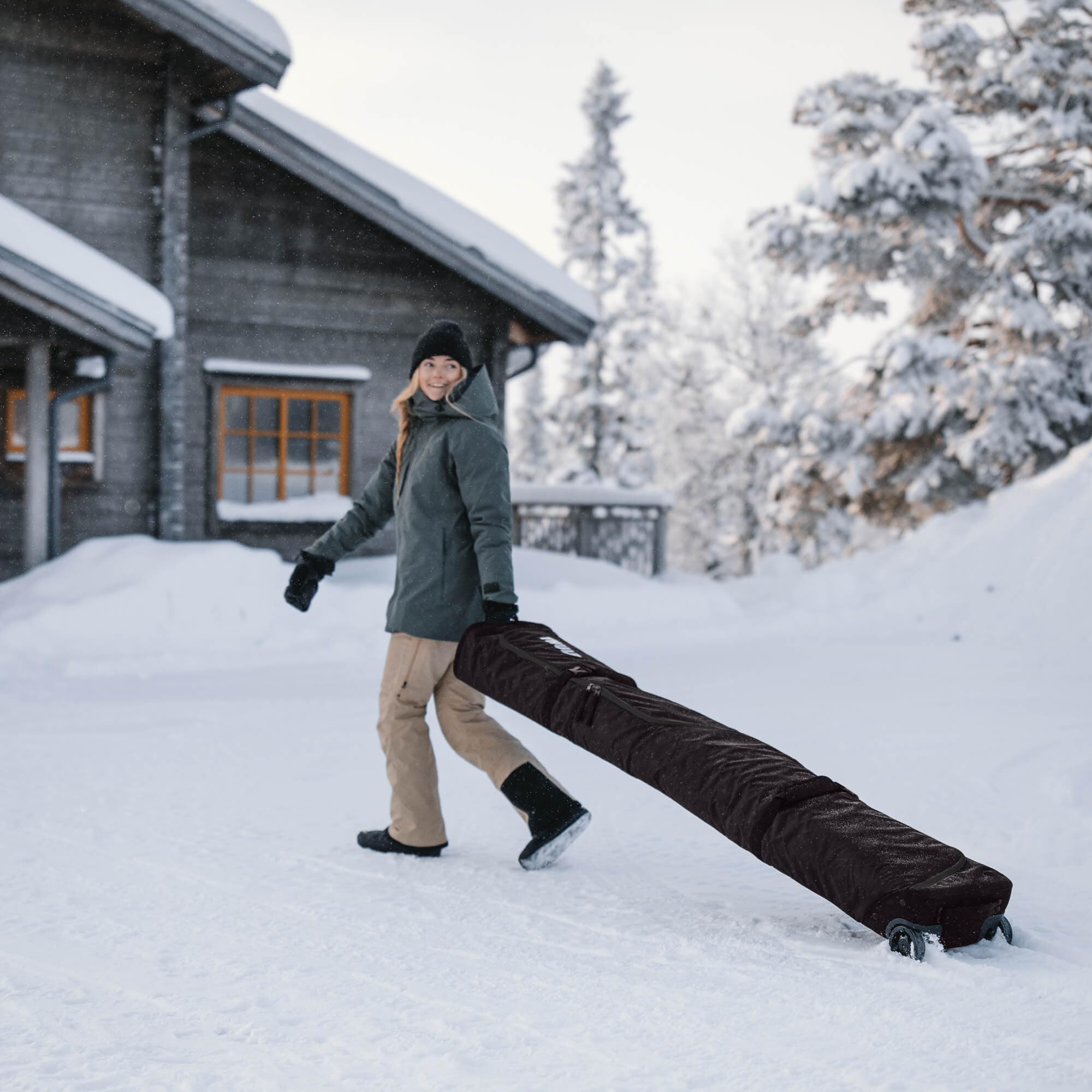 Thule Roundtrip Ski Roller Bag - Waterproof Travel Ski Carrier with Wheels for Easy Transport | Perfect for Airplane Travel & Ski Resort Storage