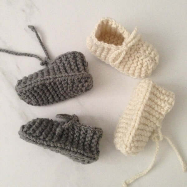 Cozy Travel Blanket, Beanie & Booties Set - Winter Warmth Essentials for Airplane, Car & Outdoor Adventures
