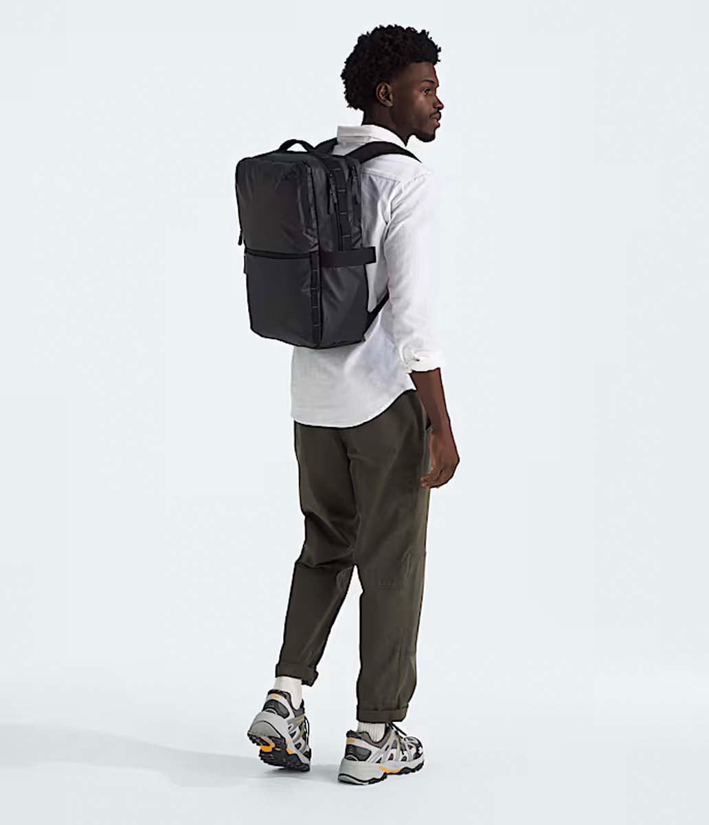 The North Face Base Camp Voyager Daypack - Lightweight Durable Backpack for Hiking, Travel & Daily Use - Water-Resistant Laptop Day Pack for Men & Women