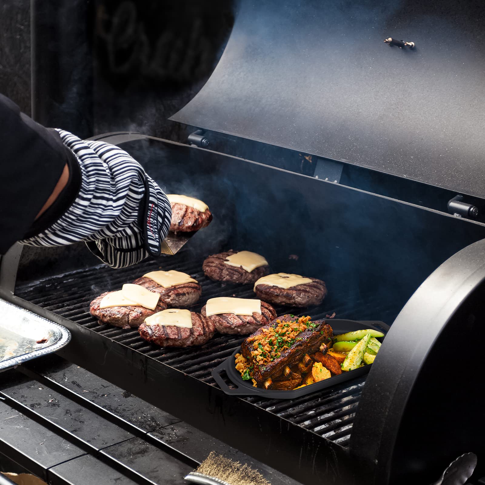 Cast Iron Sizzler Plates for Pizza Oven - Heavy Duty Grizzler Pan with Silicone Mat & Lifting Handle - Perfect for Outdoor/Indoor Pizza Ovens, Camping, BBQ Grilling & Kitchen Use - Ideal for Cooking Steaks, Burgers, Pancakes & More