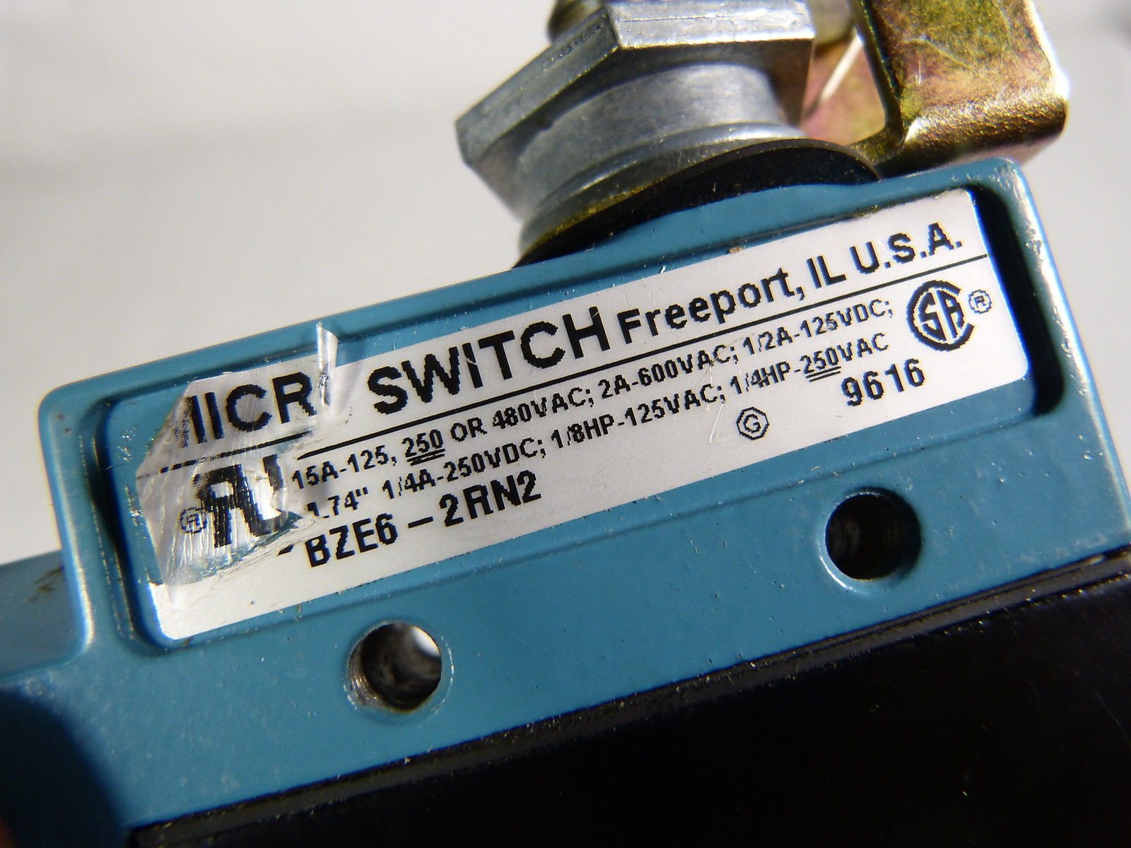 Microswitch BZE6-2RN2 Top Roller Arm Limit Switch 20 Ozf 600V - Heavy Duty Industrial Safety Switch for Machinery & Automation Equipment