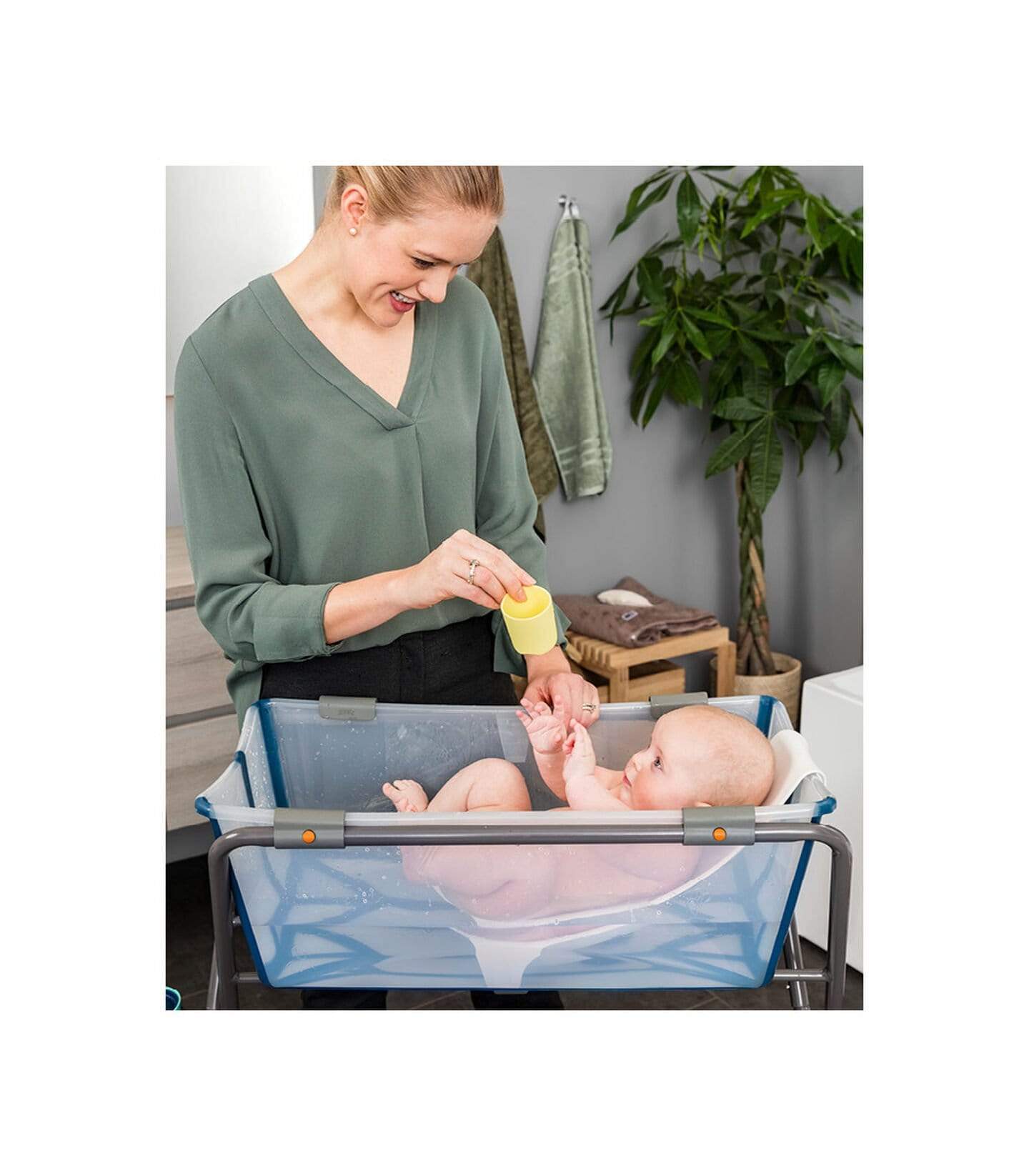 Stokke Flexi Bath Baby Bathtub with Heat Sensitive Plug & Newborn Insert - Foldable Infant Tub for Safe Bathing at Home or Travel
