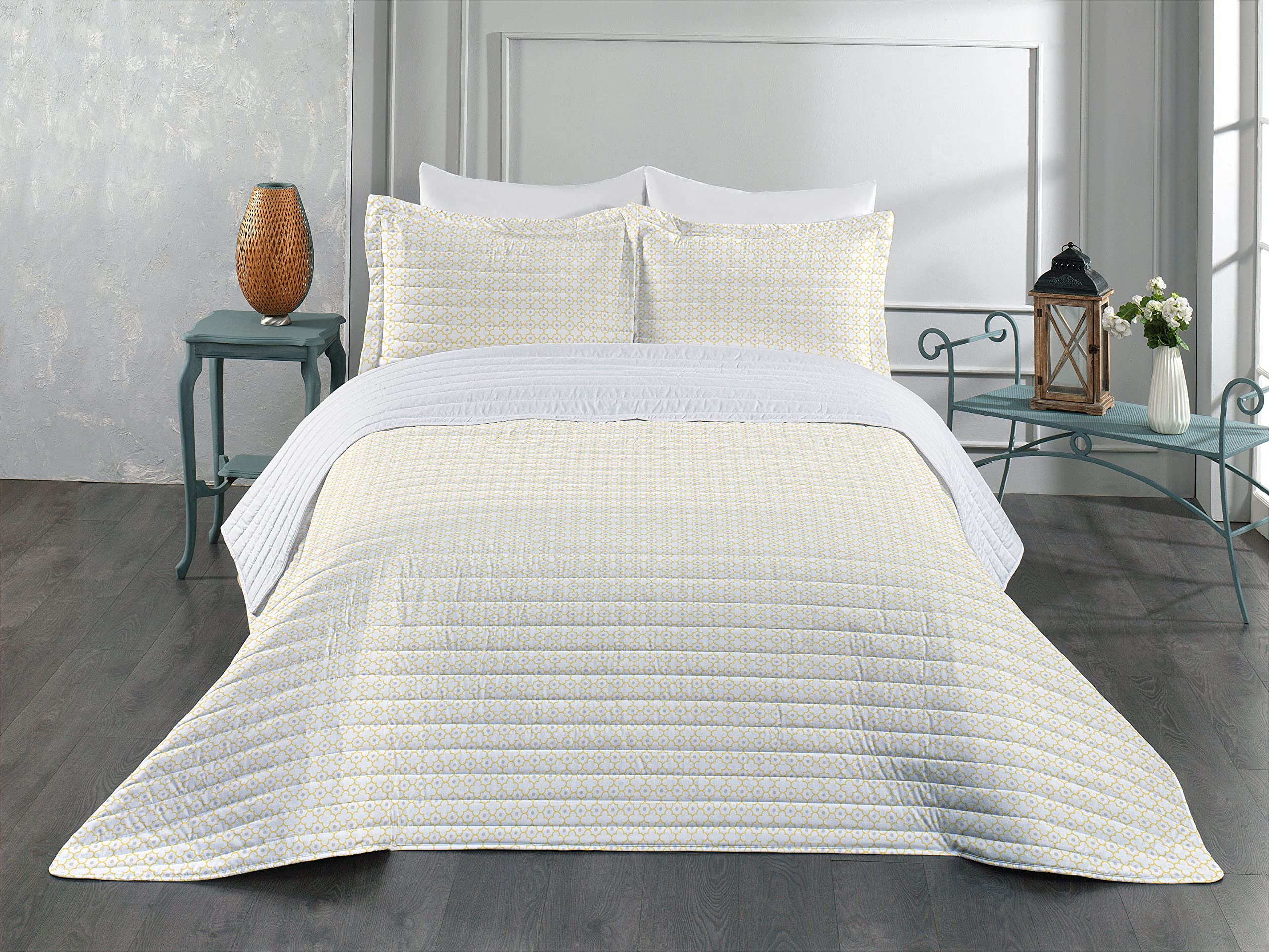 Ambesonne King Size Microfiber Bedspread Set - Moroccan Style Quatrefoil Lattice Pattern with Daisy Diamond Petals & 4 Leaf Clover Design, Soft Brown & White Bedding Includes Comforter & Pillow Shams | Perfect for Master Bedroom, Guest Room or Bohemian Home Decor