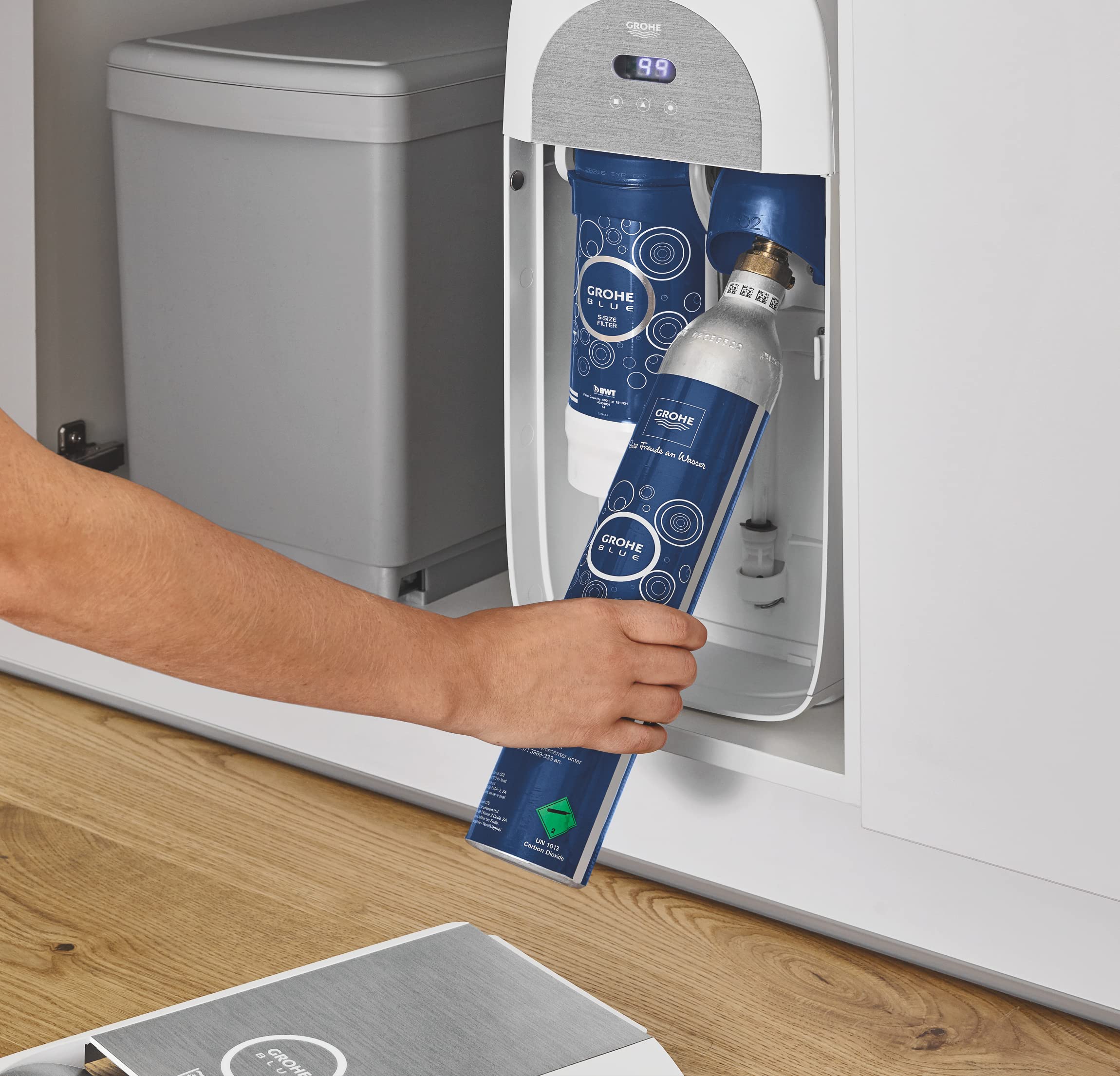 GROHE Blue CO2 Carbon Dioxide Cartridge 99.9% Pure (425g, Makes 60L Sparkling Water) - Food Grade Beverage Carbonation Accessories for Soda Makers & Home Drink Dispensers - Perfect for Carbonating Water, Cocktails, and Homemade Sodas