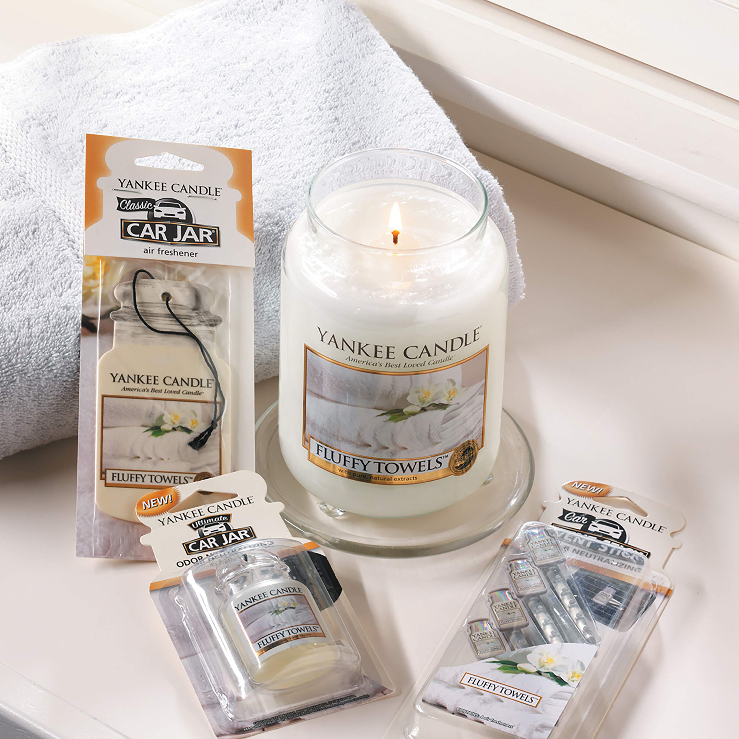 Yankee Candle Fluffy Towels Scented - 22oz Large Jar Single Wick Candle with 110+ Hours Burn Time | Fresh Laundry Fragrance for Home, Bathroom & Bedroom Decor