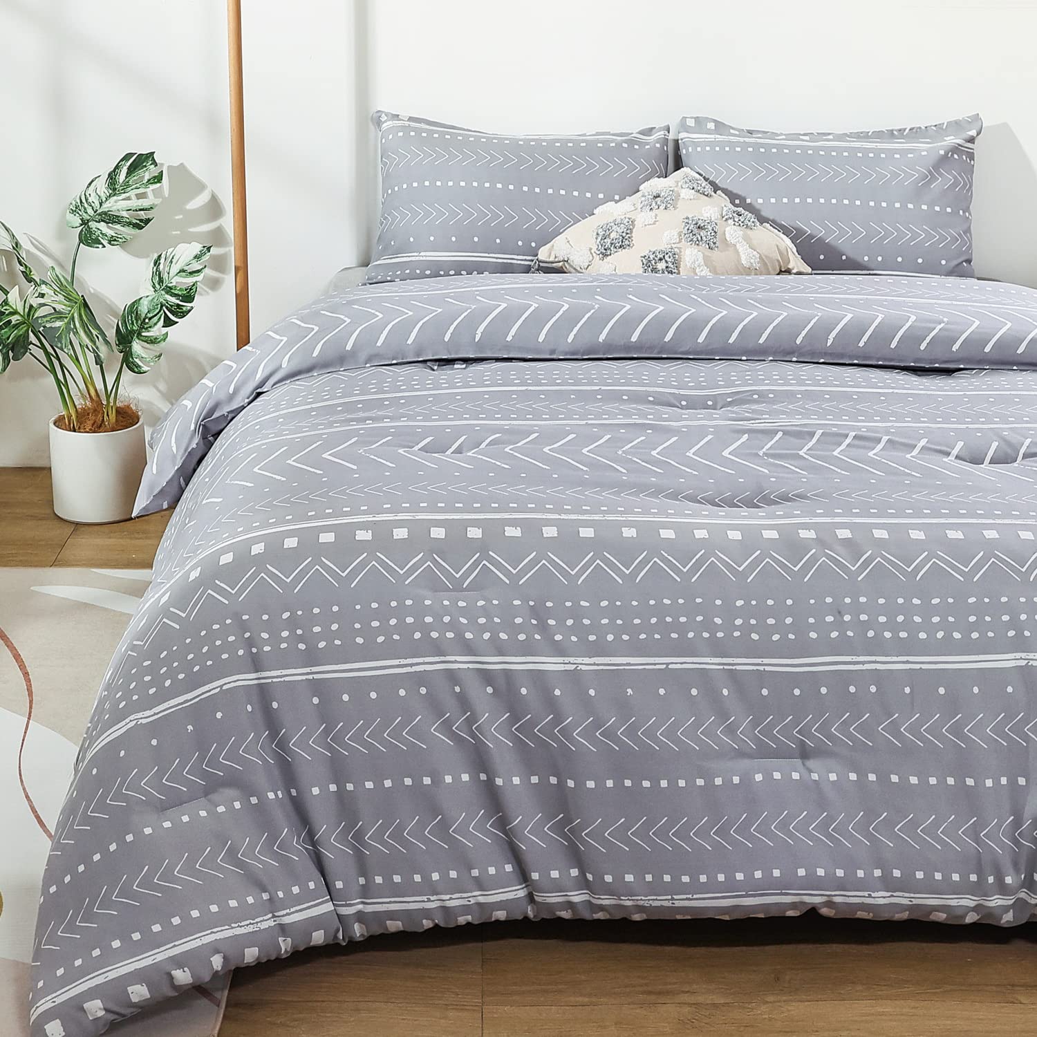 Aztec Grey Queen Comforter Set - Soft Microfiber Bohemian Bedding with Folkloric Art Pattern (1 Comforter + 2 Pillowcases) | Perfect for Boho Chic Bedrooms & Cozy Guest Room Decor