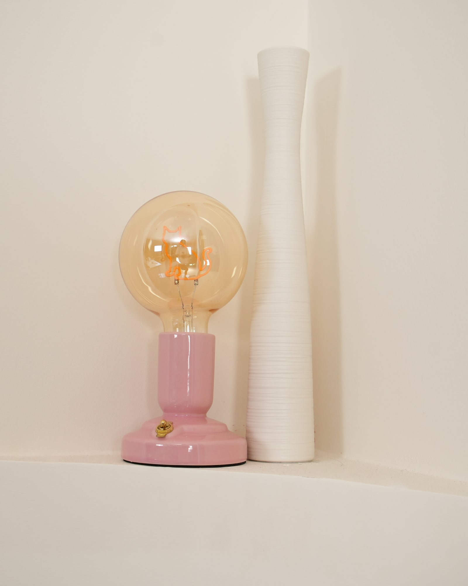 Nordic Style Cat Ceramic Table Lamp with Built-in Battery - Perfect for Bedroom, Living Room, and Office Decor